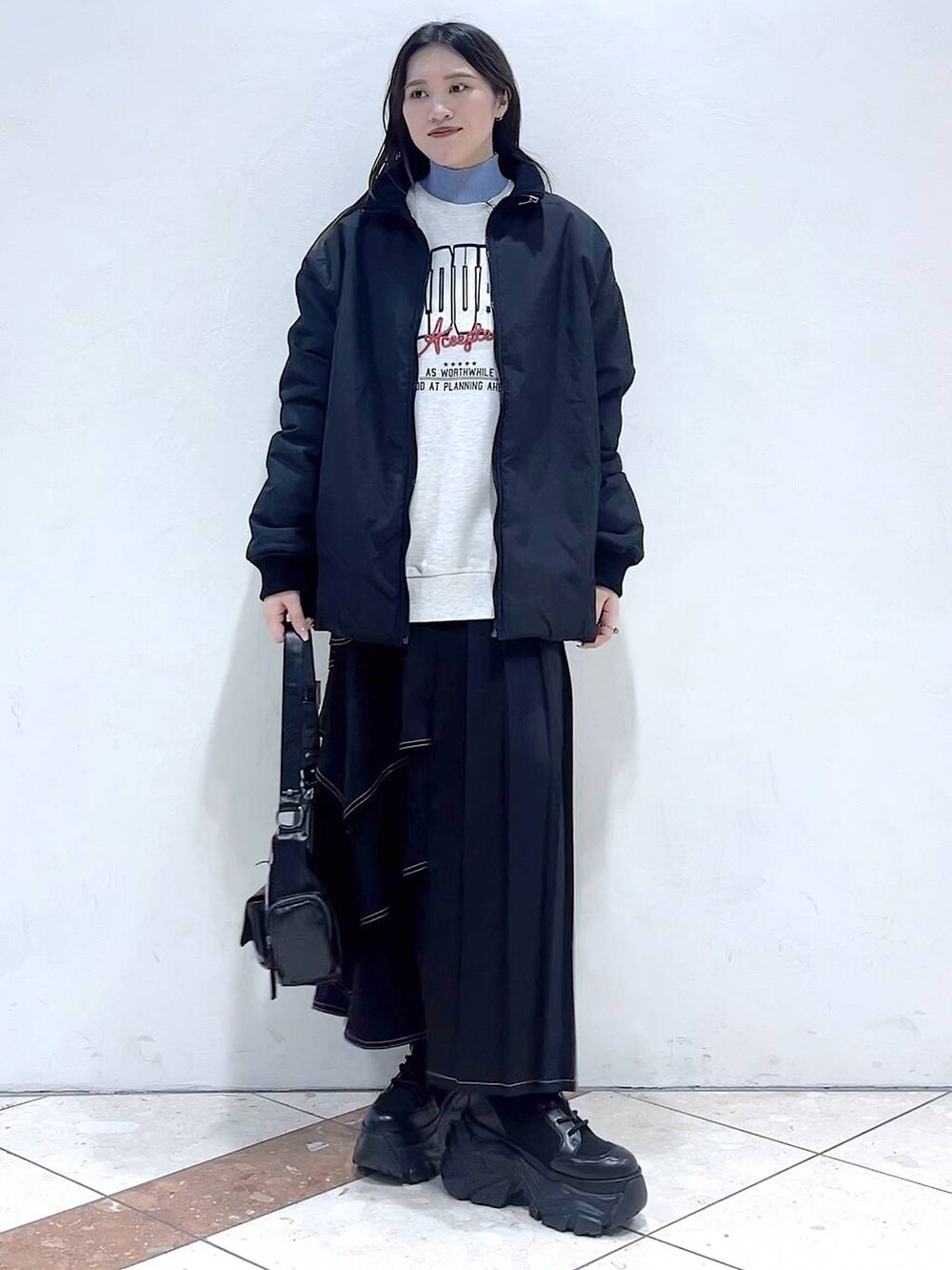 「おでかけ、モード、女子ウケ、着痩せ・細見え、骨格ストレート、個性派、韓国系、メンズライク、ストリート、カジュアル、PAGEBOY、スカート、冬コーデ、冬アウター、アウター」|「PAGEBOYのバイカラースリーブハイネックニット(ニット/セーター、ブルー系)」を使った、misao1130さん(レディース・161cm)の冬コーディネートの6枚目の写真