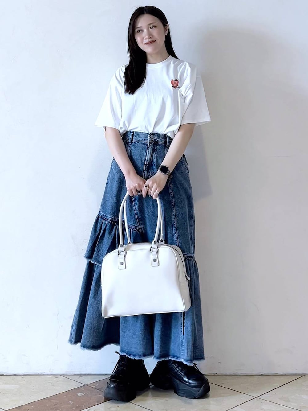 「モード、女子ウケ、着痩せ・細見え、骨格ストレート、個性派、韓国系、メンズライク、ストリート、カジュアル、PAGEBOY、スカート、夏コーデ、PBLIM、Tシャツ、おでかけ」｜「PAGEBOYのプラットチャンキースニーカー（スニーカー、ブラック系）」を使った、misao1130さん（レディース・161cm）の春コーディネートの3枚目の写真