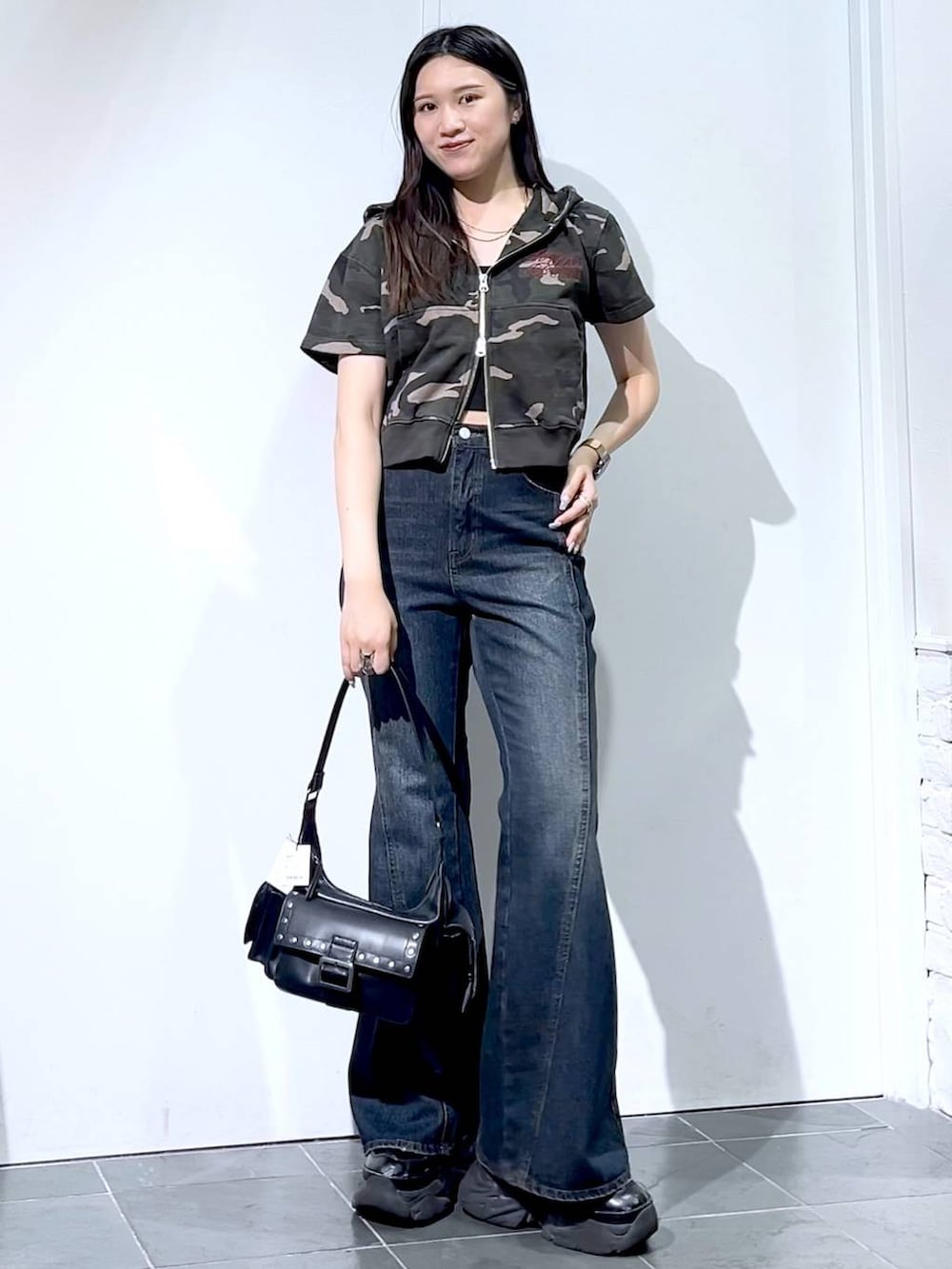 「PAGEBOY、デニムパンツ、PBLIM、夏コーデ、モード、女子ウケ、着痩せ・細見え、骨格ストレート、個性派、韓国系、メンズライク、ストリート、カジュアル」｜「PAGEBOYのプラットチャンキースニーカー（スニーカー、ブラック系）」を使った、misao1130さん（レディース・161cm）の夏コーディネートの2枚目の写真
