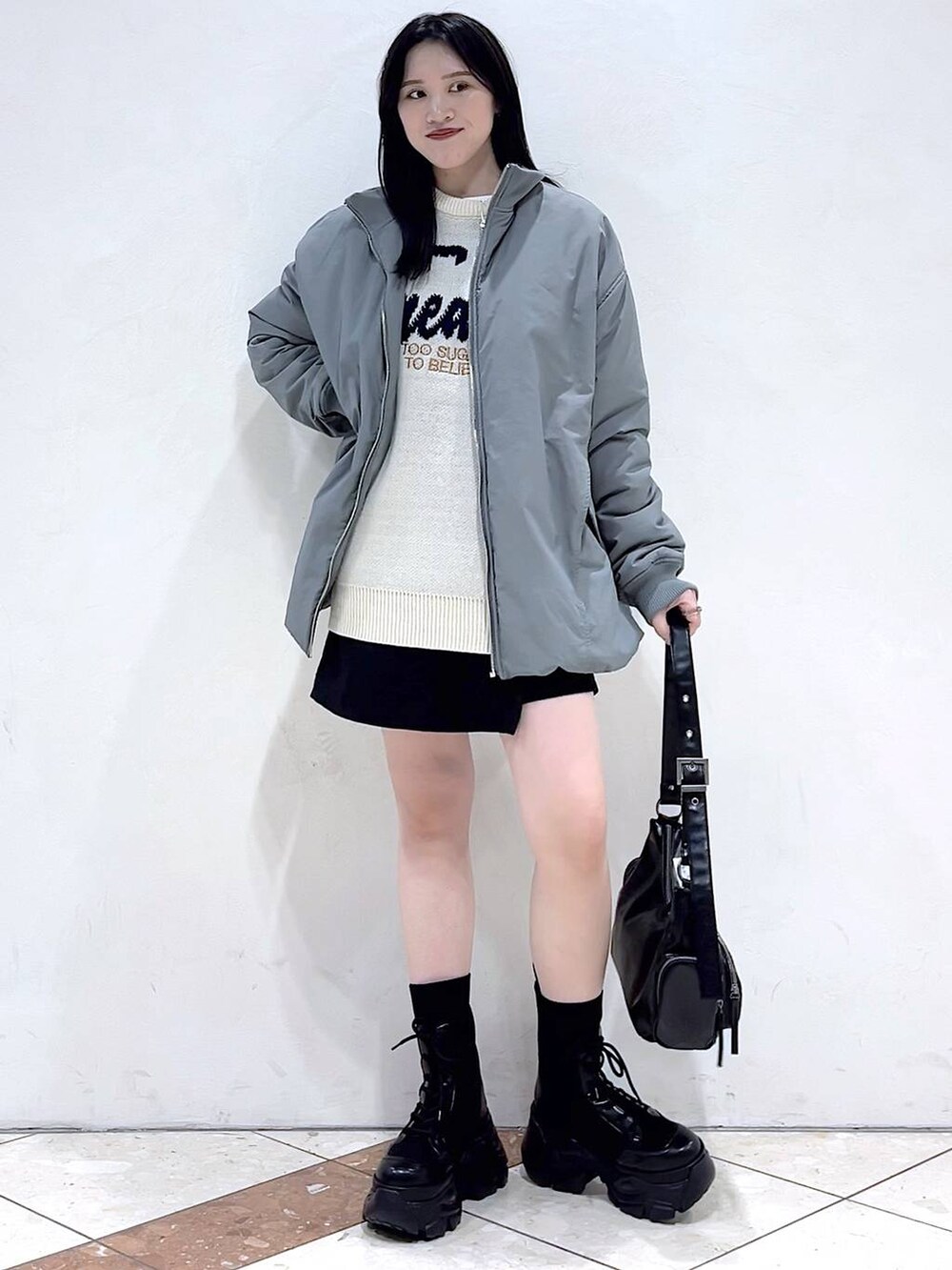 「モード、女子ウケ、着痩せ・細見え、骨格ストレート、個性派、韓国系、ストリート、メンズライク、カジュアル、PAGEBOY、冬コーデ、冬アウター、ニット、MA-1、おでかけ」｜「PAGEBOYのレースアップソックスブーツ（ブーツ、ブラック系）」を使った、misao1130さん（レディース・161cm）の冬コーディネートの4枚目の写真