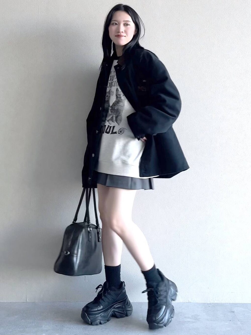 「モード、女子ウケ、着痩せ・細見え、骨格ストレート、個性派、韓国系、メンズライク、ストリート、カジュアル、PAGEBOY、アウター、春アウター、春コーデ、PBLIM、スウェット」｜「PAGEBOYのプラットチャンキースニーカー（スニーカー、ブラック系）」を使った、misao1130さん（レディース・161cm）の冬コーディネートの6枚目の写真