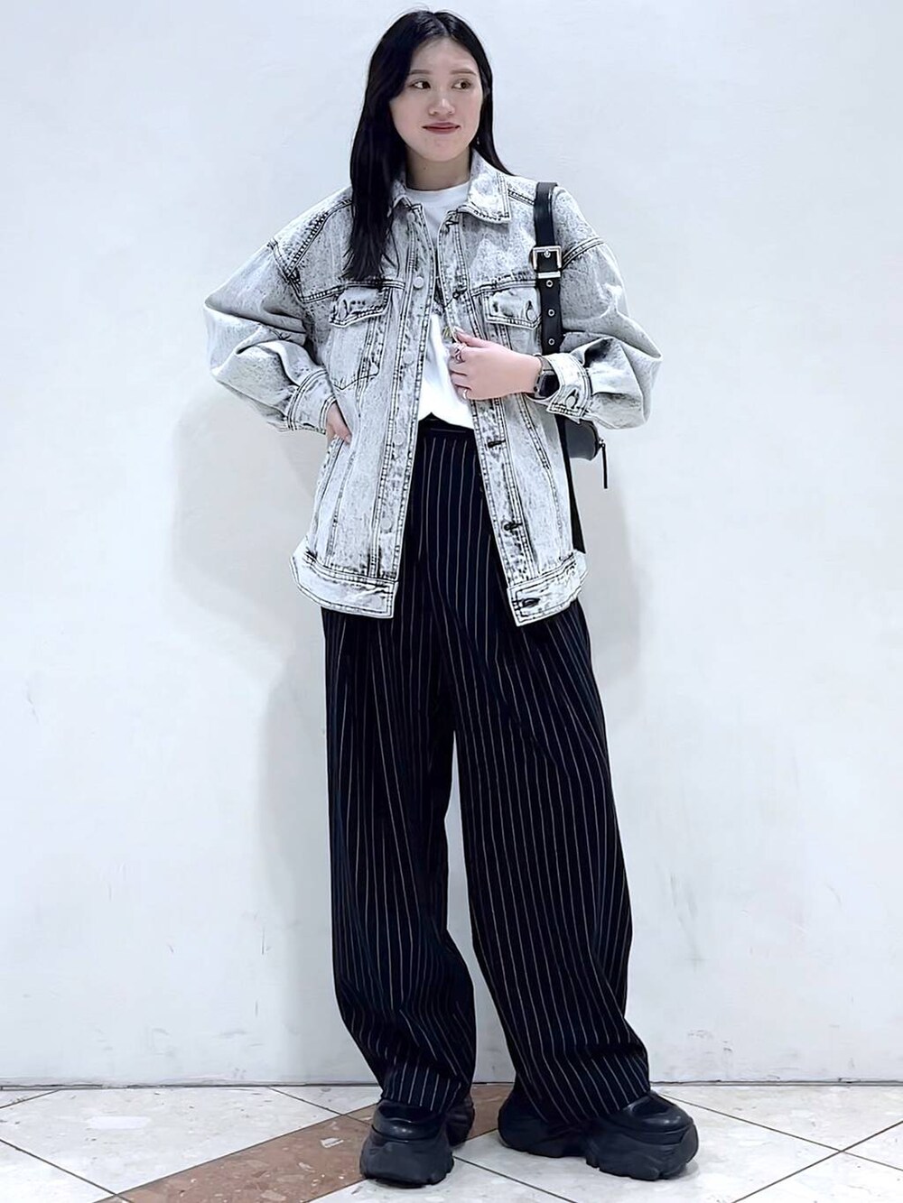 「モード、女子ウケ、着痩せ・細見え、骨格ストレート、個性派、韓国系、メンズライク、ストリート、カジュアル、PAGEBOY、PBLIM、デニムジャケット、おでかけ、春コーデ、春アウター」｜「PAGEBOYのプラットチャンキースニーカー（スニーカー、ブラック系）」を使った、misao1130さん（レディース・161cm）の春コーディネートの3枚目の写真