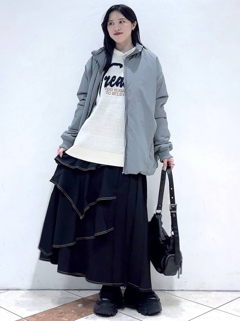 「モード、女子ウケ、着痩せ・細見え、骨格ストレート、個性派、韓国系、メンズライク、ストリート、カジュアル、PAGEBOY、アウター、冬コーデ、冬アウター、MA-1、スカート」｜「PAGEBOYのレースアップソックスブーツ（ブーツ、ブラック系）」を使った、misao1130さん（レディース・161cm）の冬コーディネートの3枚目の写真