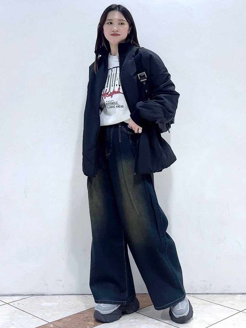 「ブルゾン、スウェット、デニムパンツ、モード、女子ウケ、着痩せ・細見え、骨格ストレート、個性派、韓国系、メンズライク、ストリート、カジュアル、PAGEBOY、アウター、冬コーデ」｜「PAGEBOYのプラットチャンキースニーカー（スニーカー、グレー系）」を使った、misao1130さん（レディース・161cm）の冬コーディネートの5枚目の写真