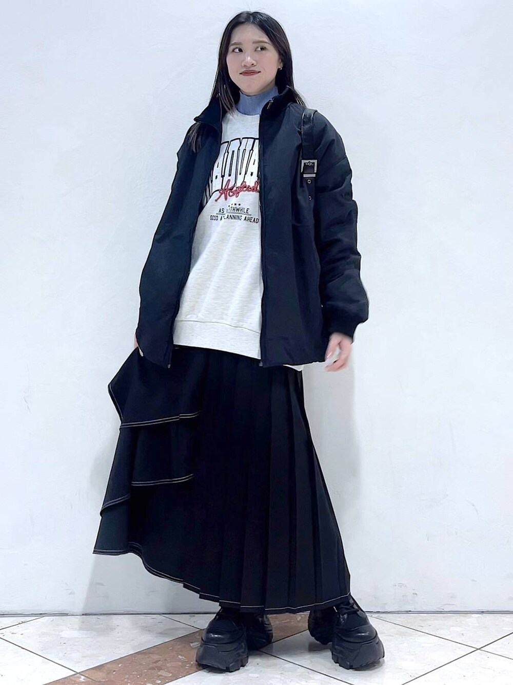 「おでかけ、モード、女子ウケ、着痩せ・細見え、骨格ストレート、個性派、韓国系、メンズライク、ストリート、カジュアル、PAGEBOY、スカート、冬コーデ、冬アウター、アウター」|「PAGEBOYのバイカラースリーブハイネックニット(ニット/セーター、ブルー系)」を使った、misao1130さん(レディース・161cm)の冬コーディネートの3枚目の写真