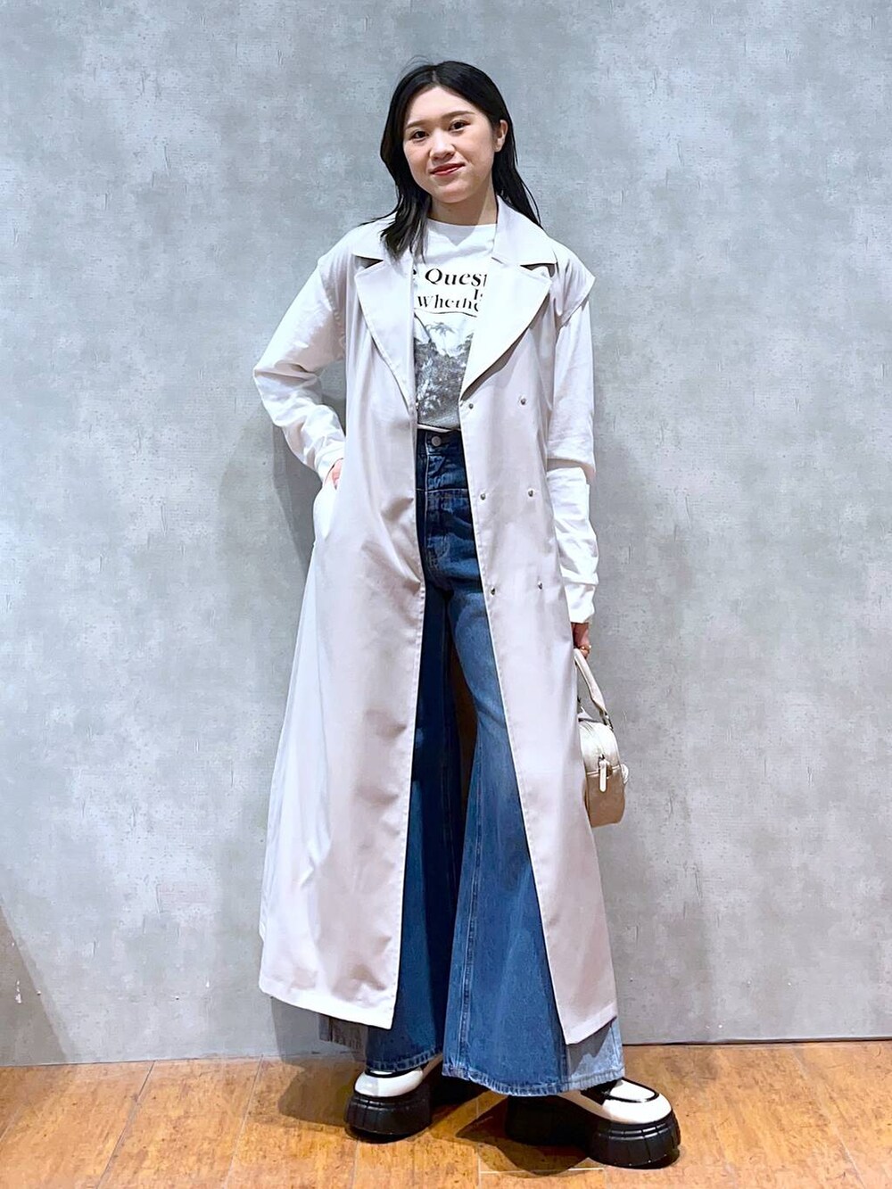 「モード、女子ウケ、着痩せ・細見え、骨格ストレート、個性派、韓国系、メンズライク、ストリート、カジュアル、PAGEBOY、デニムパンツ」｜「PAGEBOYのフォトロゴロンT（Tシャツ/カットソー、ホワイト系）」を使った、misao1130さん（レディース・161cm）の冬コーディネートの7枚目の写真