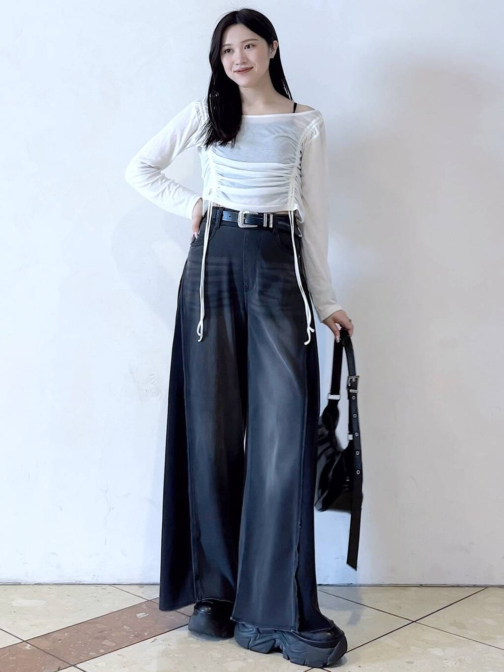 「モード、女子ウケ、着痩せ・細見え、骨格ストレート、個性派、韓国系、メンズライク、ストリート、カジュアル、PAGEBOY、デニムパンツ、夏コーデ、おでかけ、デートコーデ、スニーカー」｜「PAGEBOYのプラットチャンキースニーカー（スニーカー、ブラック系）」を使った、misao1130さん（レディース・161cm）の春コーディネートの7枚目の写真