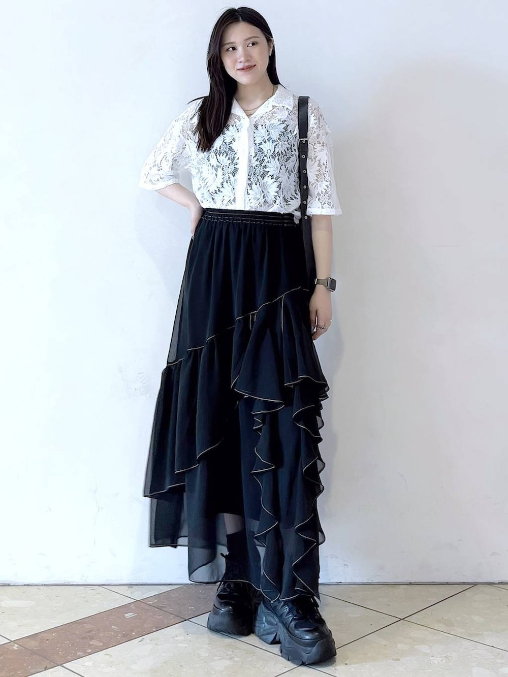 「モード、PAGEBOY、スカート、シャツ、夏コーデ、おでかけ、女子ウケ、着痩せ・細見え、骨格ストレート、個性派、韓国系、メンズライク、ストリート、カジュアル、スニーカー」｜「PAGEBOYのプラットチャンキースニーカー（スニーカー、ブラック系）」を使った、misao1130さん（レディース・161cm）の春コーディネートの3枚目の写真