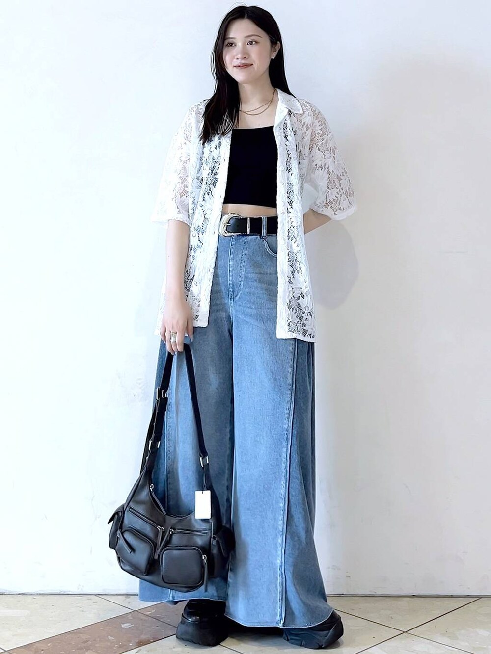 「モード、女子ウケ、着痩せ・細見え、骨格ストレート、個性派、韓国系、メンズライク、ストリート、カジュアル、PAGEBOY、デニムパンツ、夏コーデ、シャツ、スニーカー、おでかけ」｜「PAGEBOYのプラットチャンキースニーカー（スニーカー、ブラック系）」を使った、misao1130さん（レディース・161cm）の春コーディネートの2枚目の写真