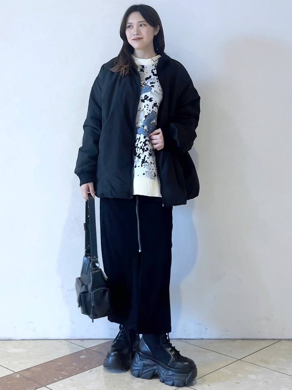 「モード、女子ウケ、着痩せ・細見え、骨格ストレート、個性派、韓国系、メンズライク、ストリート、カジュアル、PAGEBOY、冬コーデ、冬アウター、アウター、MA-1、ブルゾン」｜「PAGEBOYのレースアップソックスブーツ（ブーツ、ブラック系）」を使った、misao1130さん（レディース・161cm）の冬コーディネートの6枚目の写真