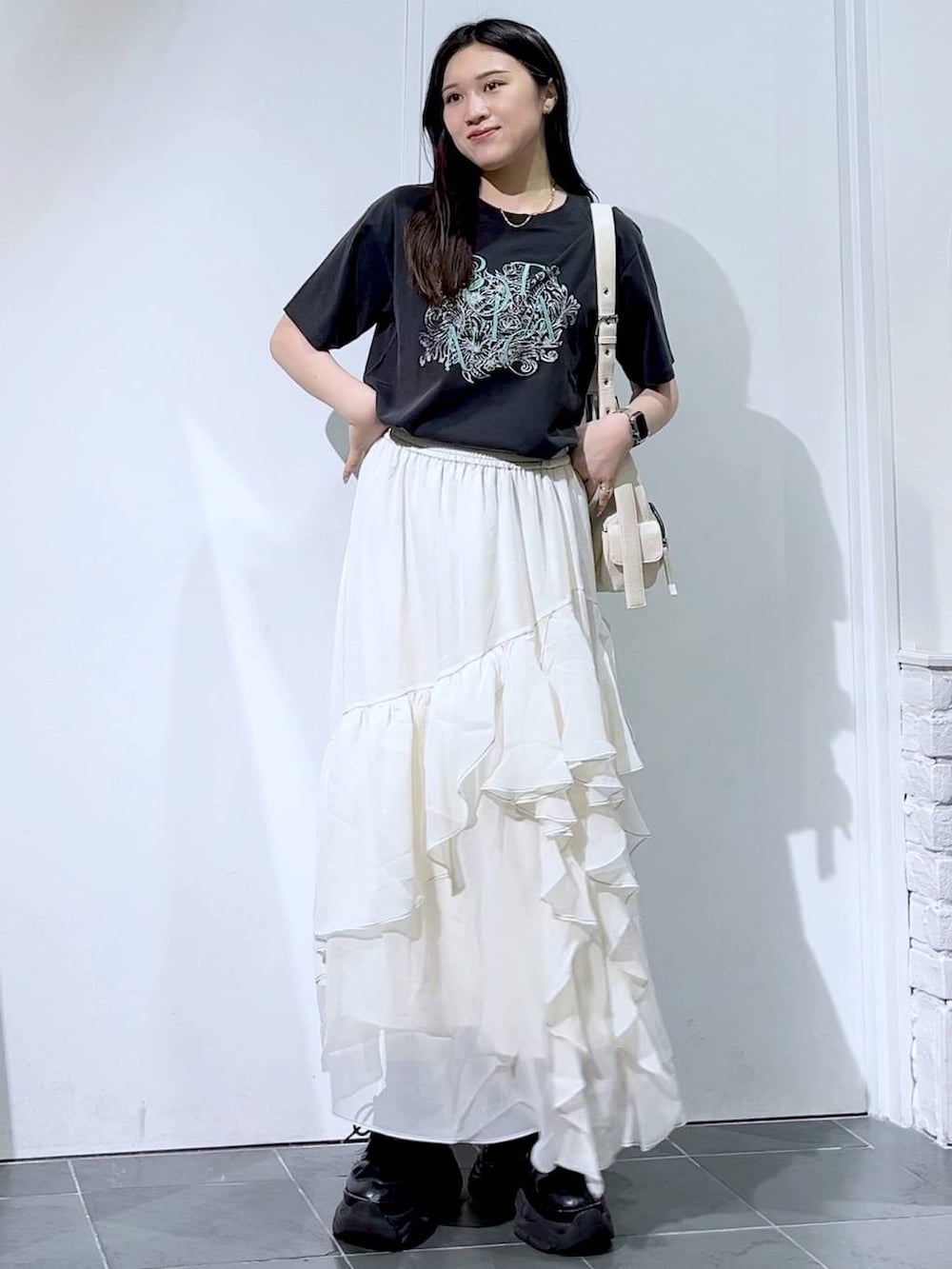 「モード、女子ウケ、着痩せ・細見え、骨格ストレート、個性派、韓国系、メンズライク、ストリート、カジュアル、PAGEBOY、スカート、Tシャツ、夏コーデ、サマーセール」｜「PAGEBOYのプラットチャンキースニーカー（スニーカー、ブラック系）」を使った、misao1130さん（レディース・161cm）の夏コーディネートの2枚目の写真
