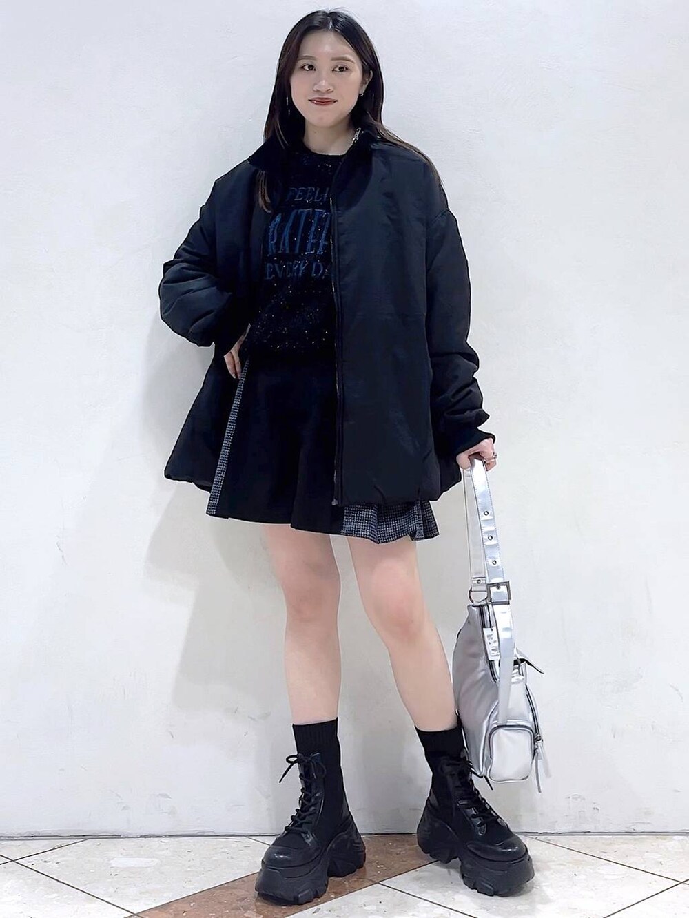 「モード、女子ウケ、着痩せ・細見え、骨格ストレート、個性派、韓国系、メンズライク、ストリート、カジュアル、PAGEBOY、アウター、冬コーデ、冬アウター、ニット、ブーツ」｜「PAGEBOYのレースアップソックスブーツ（ブーツ、ブラック系）」を使った、misao1130さん（レディース・161cm）の冬コーディネートの5枚目の写真