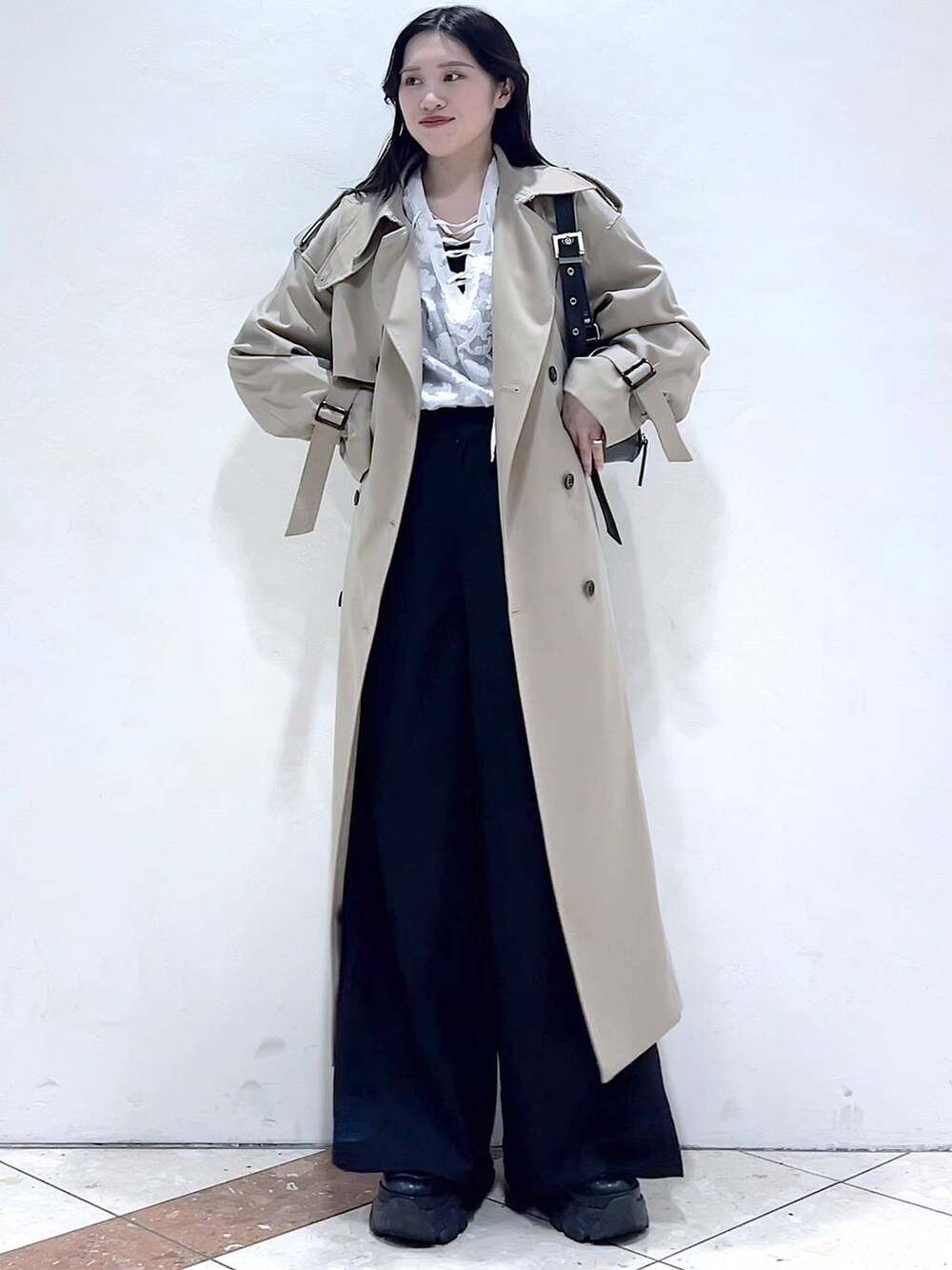 「モード、女子ウケ、着痩せ・細見え、骨格ストレート、個性派、韓国系、メンズライク、ストリート、カジュアル、PAGEBOY、トレンチコート、コート、春アウター、春コーデ、ブラウス」｜「PAGEBOYのプラットチャンキースニーカー（スニーカー、ブラック系）」を使った、misao1130さん（レディース・161cm）の春コーディネートの2枚目の写真