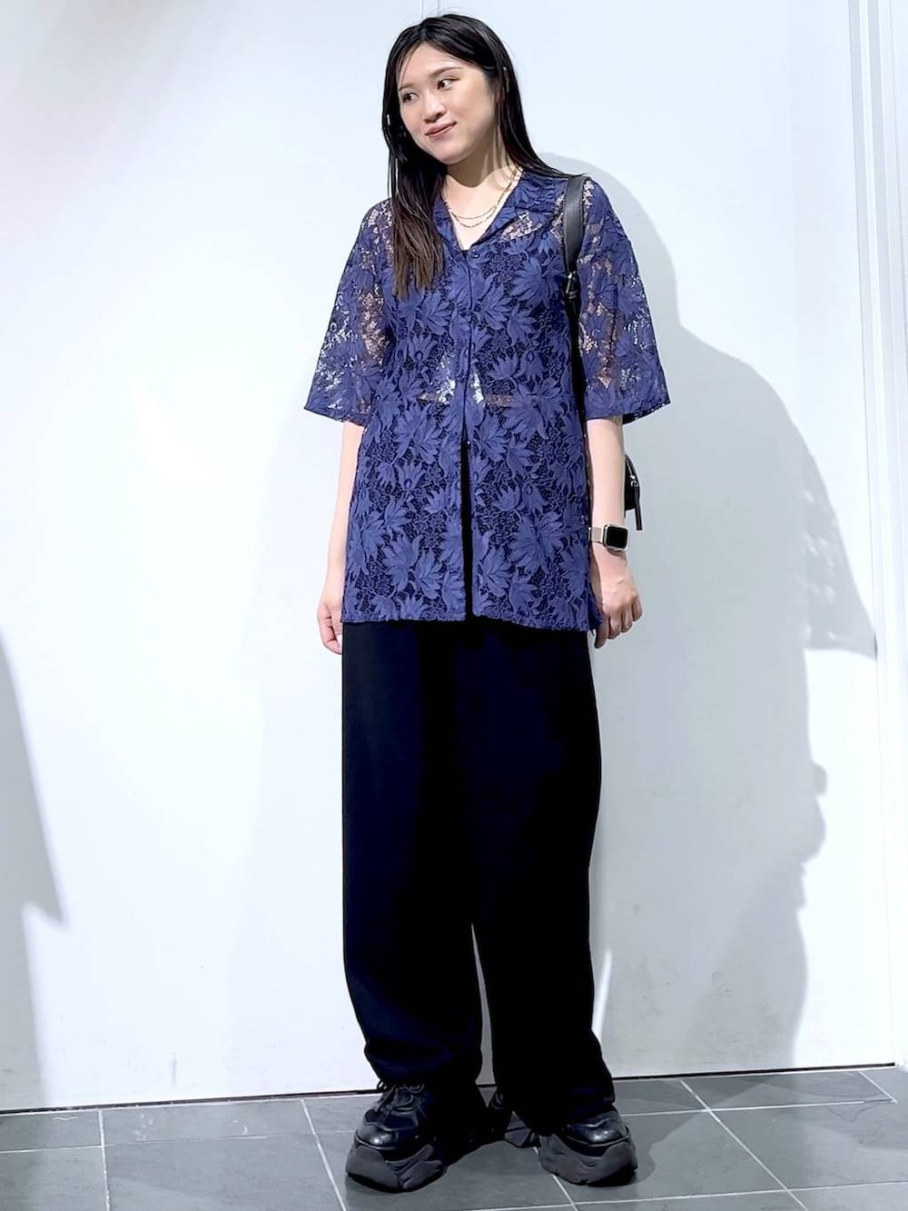 「モード、女子ウケ、着痩せ・細見え、骨格ストレート、個性派、韓国系、メンズライク、ストリート、カジュアル、PAGEBOY、スウェットパンツ、シャツ、夏コーデ、スニーカー」｜「PAGEBOYのプラットチャンキースニーカー（スニーカー、ブラック系）」を使った、misao1130さん（レディース・161cm）の夏コーディネートの5枚目の写真