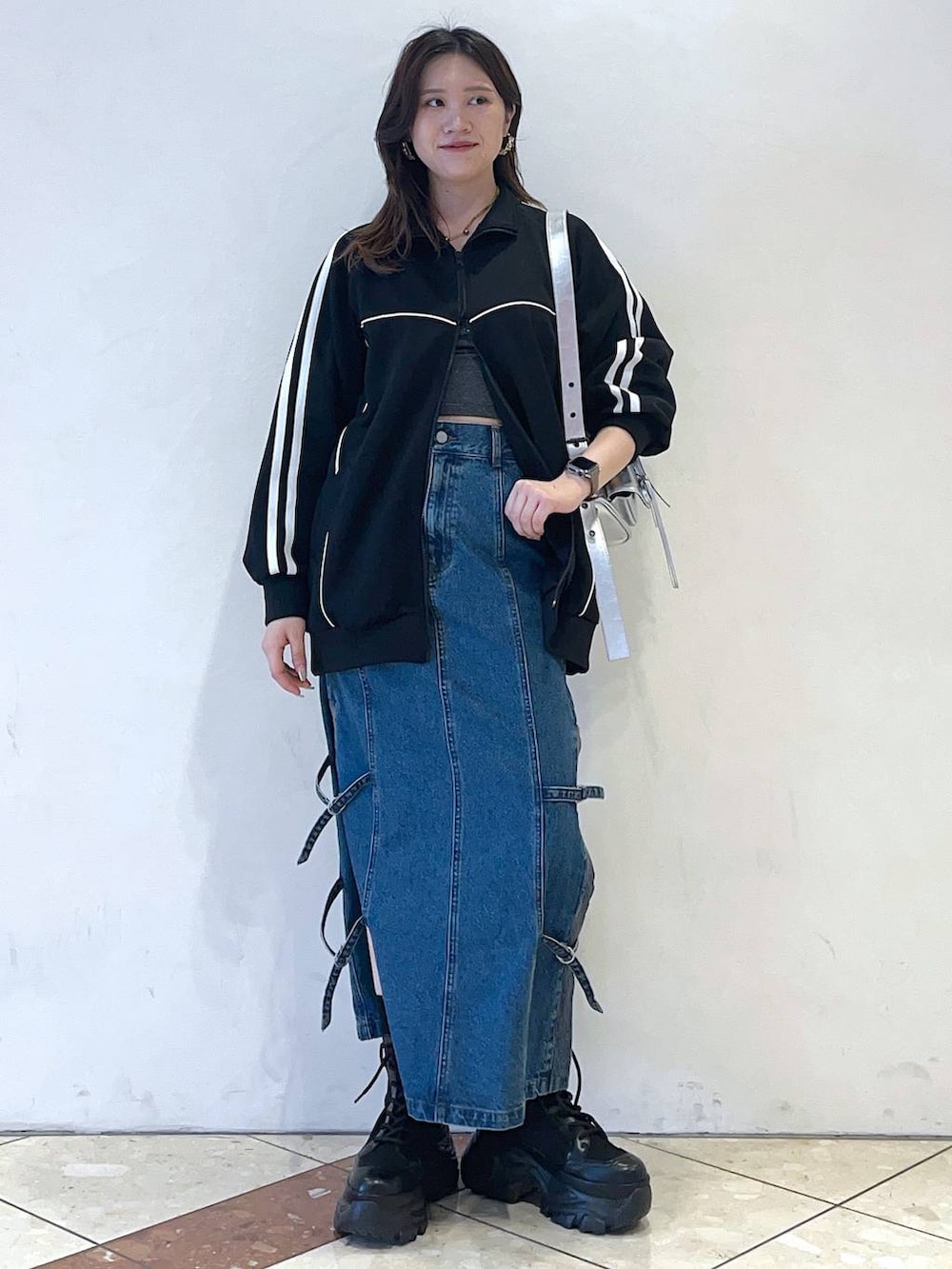 「女子ウケ、着痩せ・細見え、PAGEBOY、モード、骨格ストレート、個性派、韓国系、メンズライク、ストリート、カジュアル、スポーティ、秋コーデ、アウター」｜「PAGEBOYのリボンアウトポケットBAG（ショルダーバッグ、シルバー系）」を使った、misao1130さん（レディース・161cm）の秋コーディネートの3枚目の写真
