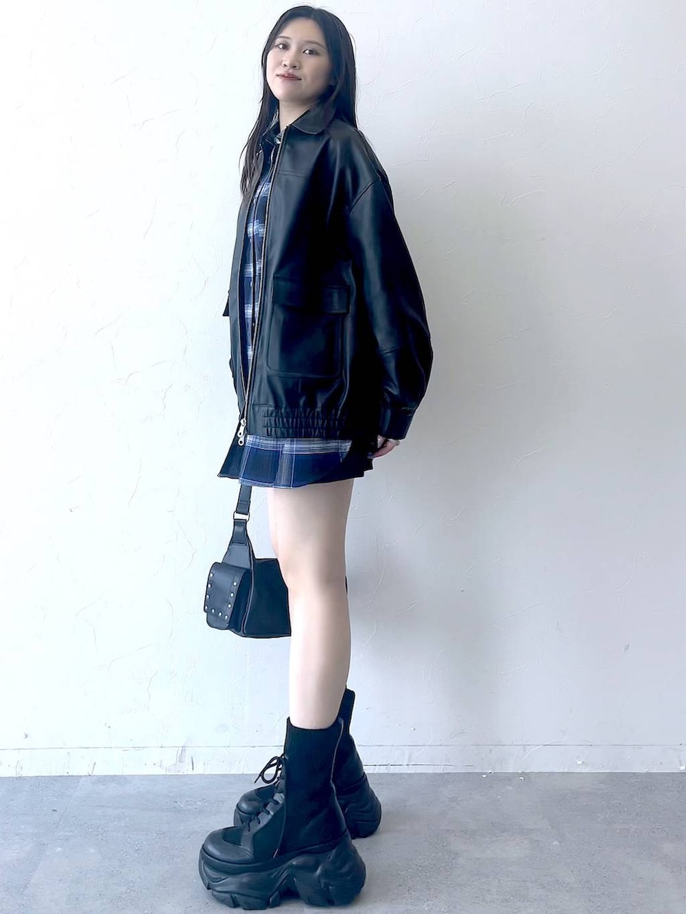 「モード、女子ウケ、着痩せ・細見え、骨格ストレート、個性派、韓国系、メンズライク、ストリート、カジュアル、PAGEBOY、シャツ、レザー、ジャケット、アウター、ブルゾン」｜「PAGEBOYのレースアップソックスブーツ（ブーツ、ブラック系）」を使った、misao1130さん（レディース・161cm）の夏コーディネートの4枚目の写真