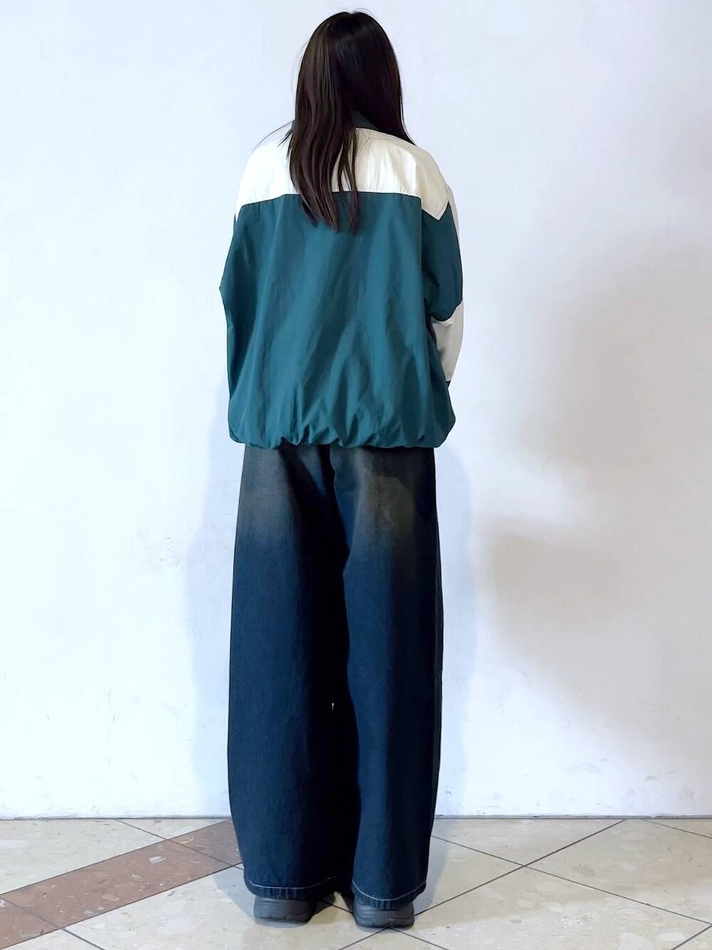 「モード、女子ウケ、着痩せ・細見え、骨格ストレート、個性派、韓国系、メンズライク、ストリート、カジュアル、PAGEBOY、デニムパンツ、PB_HappyDenimDays、PBLIM、トラックジャケット、春コーデ」｜「PAGEBOYのプラットチャンキースニーカー（スニーカー、ブラック系）」を使った、misao1130さん（レディース・161cm）の春コーディネートの8枚目の写真