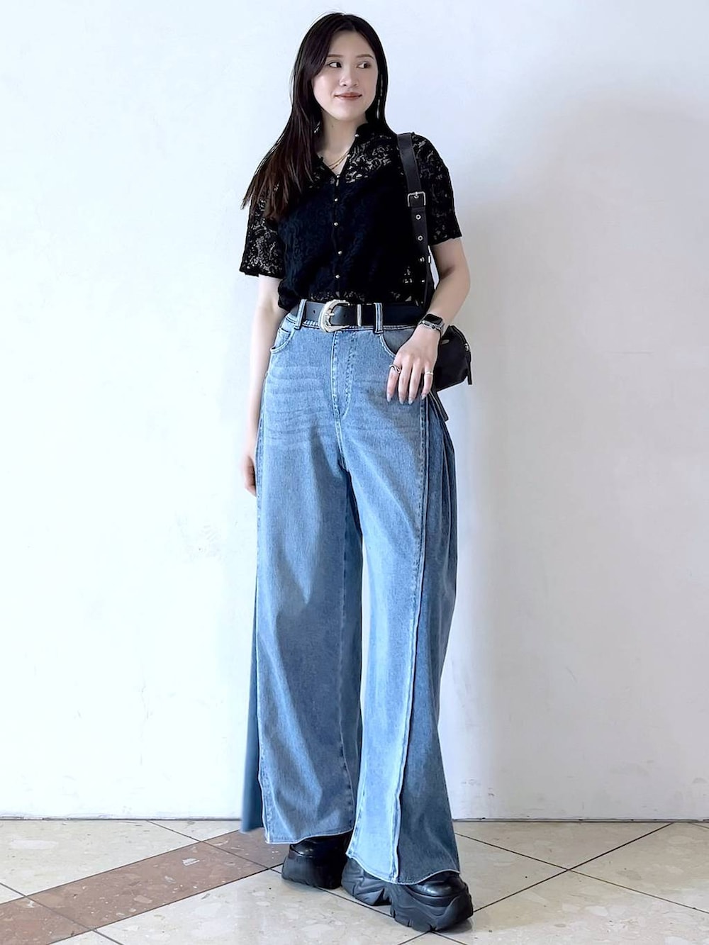 「スニーカー、骨格ストレート、個性派、韓国系、メンズライク、ストリート、カジュアル、PAGEBOY、デニムパンツ、夏コーデ、モード、女子ウケ、着痩せ・細見え」｜「PAGEBOYのプラットチャンキースニーカー（スニーカー、ブラック系）」を使った、misao1130さん（レディース・161cm）の春コーディネートの5枚目の写真