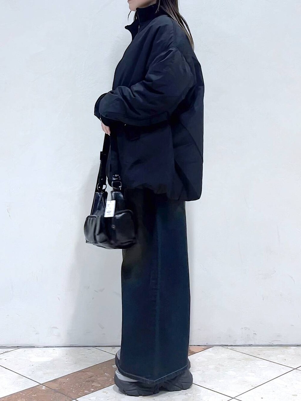 「ブルゾン、スウェット、デニムパンツ、モード、女子ウケ、着痩せ・細見え、骨格ストレート、個性派、韓国系、メンズライク、ストリート、カジュアル、PAGEBOY、アウター、冬コーデ」｜「PAGEBOYのプラットチャンキースニーカー（スニーカー、グレー系）」を使った、misao1130さん（レディース・161cm）の冬コーディネートの8枚目の写真