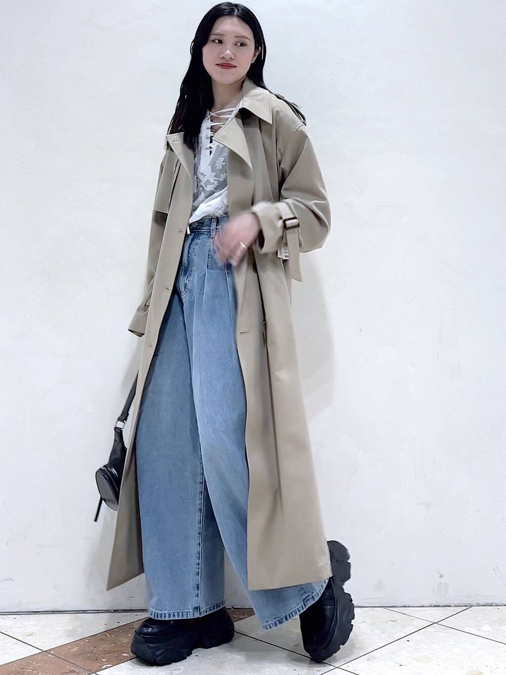 「女子ウケ、着痩せ・細見え、骨格ストレート、個性派、韓国系、メンズライク、ストリート、カジュアル、PAGEBOY、デニムパンツ、トレンチコート、春コーデ、春アウター、ブラウス、おでかけ」｜「PAGEBOYのプラットチャンキースニーカー（スニーカー、ブラック系）」を使った、misao1130さん（レディース・161cm）の春コーディネートの5枚目の写真