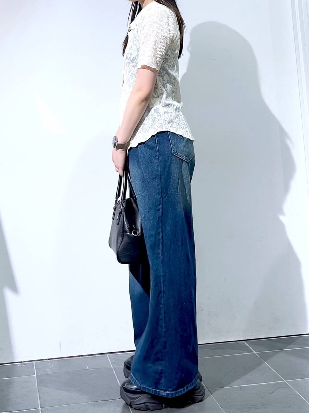 「着痩せ・細見え、骨格ストレート、個性派、モード、女子ウケ、韓国系、メンズライク、ストリート、カジュアル、PAGEBOY、デニムパンツ、シャツ、夏コーデ、おでかけ、大人カジュアル」｜「PAGEBOYのプラットチャンキースニーカー（スニーカー、ブラック系）」を使った、misao1130さん（レディース・161cm）の夏コーディネートの5枚目の写真