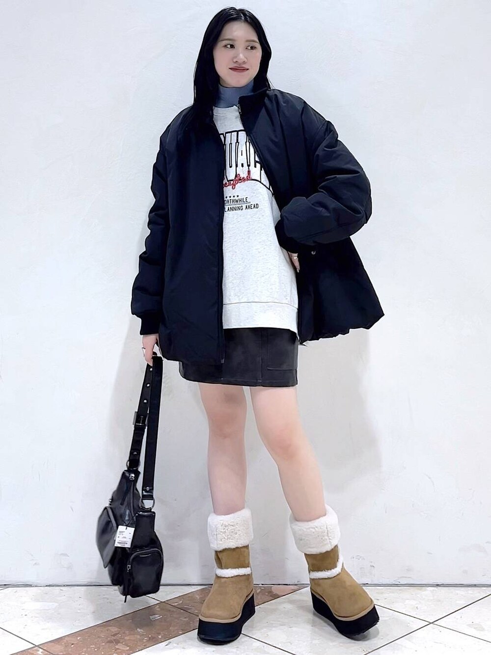 「モード、女子ウケ、着痩せ・細見え、骨格ストレート、個性派、韓国系、メンズライク、ストリート、カジュアル、PAGEBOY、アウター、冬コーデ、冬アウター、ブルゾン、MA-1」|「PAGEBOYのバイカラースリーブハイネックニット(ニット/セーター、ブルー系)」を使った、misao1130さん(レディース・161cm)の冬コーディネートの6枚目の写真