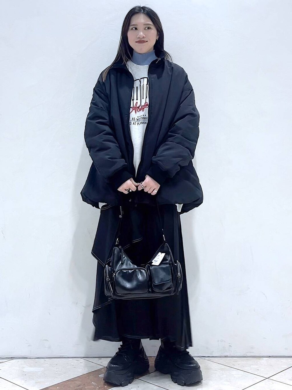 「おでかけ、モード、女子ウケ、着痩せ・細見え、骨格ストレート、個性派、韓国系、メンズライク、ストリート、カジュアル、PAGEBOY、スカート、冬コーデ、冬アウター、アウター」|「PAGEBOYのバイカラースリーブハイネックニット(ニット/セーター、ブルー系)」を使った、misao1130さん(レディース・161cm)の冬コーディネートの7枚目の写真