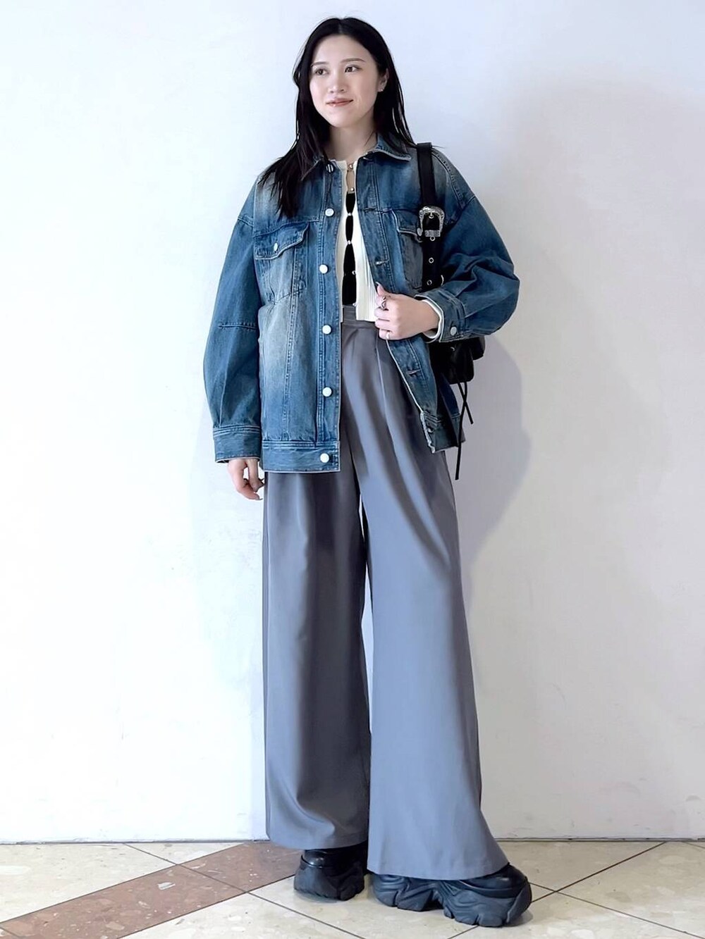 「おでかけ、モード、女子ウケ、着痩せ・細見え、骨格ストレート、個性派、韓国系、メンズライク、ストリート、カジュアル、PAGEBOY、デニムジャケット、スラックス、春コーデ、春アウター」｜「PAGEBOYのプラットチャンキースニーカー（スニーカー、ブラック系）」を使った、misao1130さん（レディース・161cm）の冬コーディネートの2枚目の写真