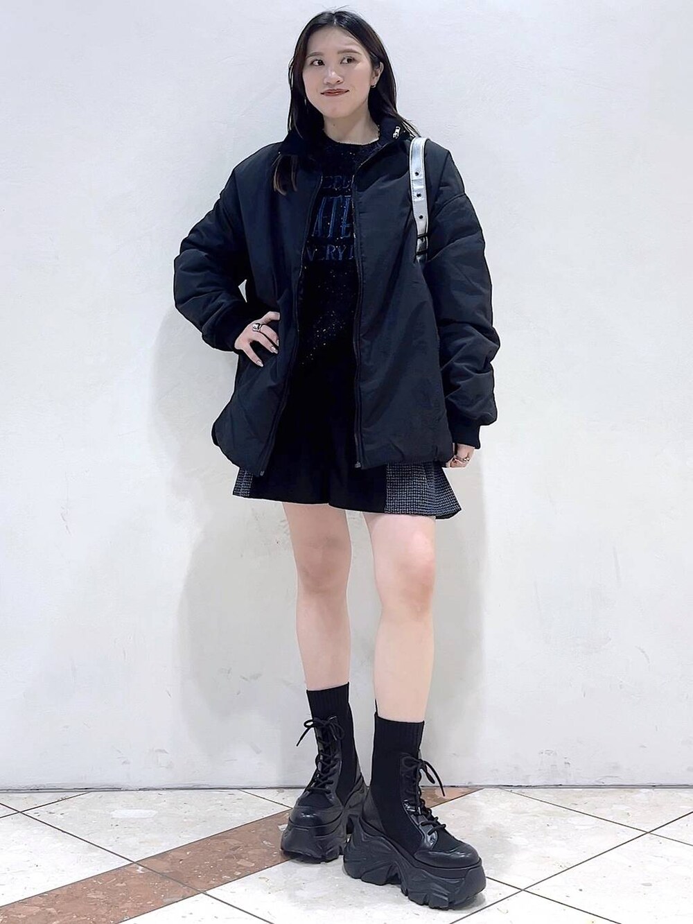 「モード、女子ウケ、着痩せ・細見え、骨格ストレート、個性派、韓国系、メンズライク、ストリート、カジュアル、PAGEBOY、アウター、冬コーデ、冬アウター、ニット、ブーツ」｜「PAGEBOYのレースアップソックスブーツ（ブーツ、ブラック系）」を使った、misao1130さん（レディース・161cm）の冬コーディネートの2枚目の写真