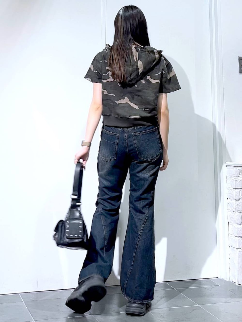 「PAGEBOY、デニムパンツ、PBLIM、夏コーデ、モード、女子ウケ、着痩せ・細見え、骨格ストレート、個性派、韓国系、メンズライク、ストリート、カジュアル」｜「PAGEBOYのプラットチャンキースニーカー（スニーカー、ブラック系）」を使った、misao1130さん（レディース・161cm）の夏コーディネートの8枚目の写真