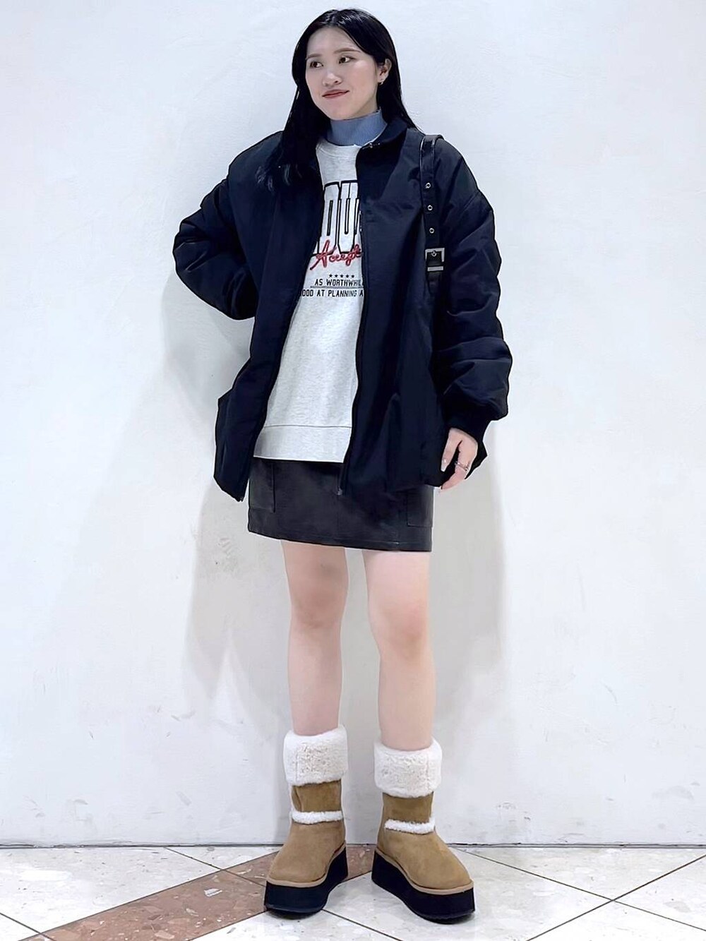 「モード、女子ウケ、着痩せ・細見え、骨格ストレート、個性派、韓国系、メンズライク、ストリート、カジュアル、PAGEBOY、アウター、冬コーデ、冬アウター、ブルゾン、MA-1」|「PAGEBOYのバイカラースリーブハイネックニット(ニット/セーター、ブルー系)」を使った、misao1130さん(レディース・161cm)の冬コーディネートの2枚目の写真