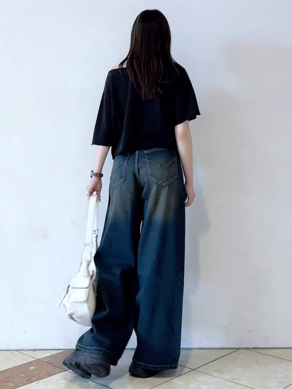 「モード、女子ウケ、着痩せ・細見え、骨格ストレート、個性派、韓国系、メンズライク、ストリート、カジュアル、PAGEBOY、デニムパンツ、Tシャツ、夏コーデ、スニーカー、おでかけ」｜「PAGEBOYのプラットチャンキースニーカー（スニーカー、ブラック系）」を使った、misao1130さん（レディース・161cm）の春コーディネートの8枚目の写真