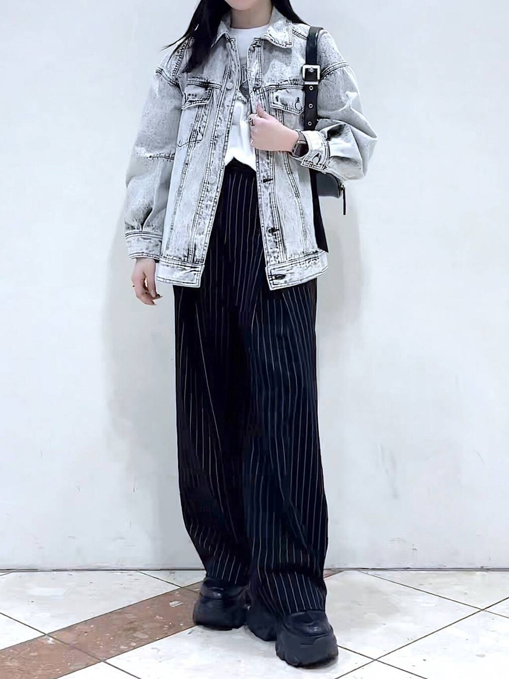 「モード、女子ウケ、着痩せ・細見え、骨格ストレート、個性派、韓国系、メンズライク、ストリート、カジュアル、PAGEBOY、PBLIM、デニムジャケット、おでかけ、春コーデ、春アウター」｜「PAGEBOYのプラットチャンキースニーカー（スニーカー、ブラック系）」を使った、misao1130さん（レディース・161cm）の春コーディネートの5枚目の写真