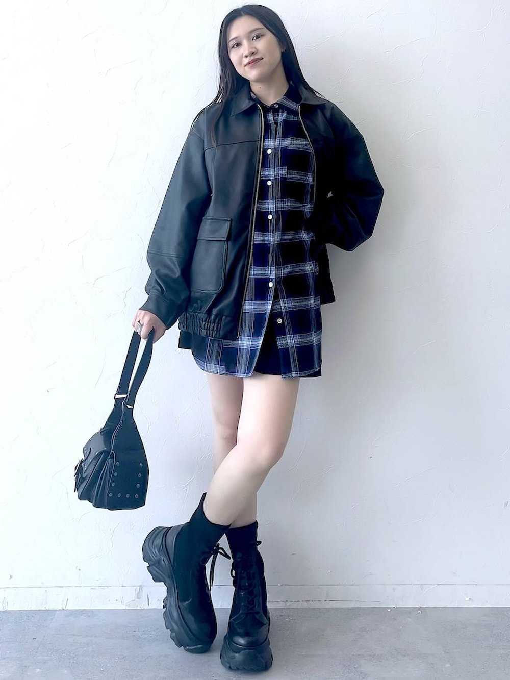 「モード、女子ウケ、着痩せ・細見え、骨格ストレート、個性派、韓国系、メンズライク、ストリート、カジュアル、PAGEBOY、シャツ、レザー、ジャケット、アウター、ブルゾン」｜「PAGEBOYのレースアップソックスブーツ（ブーツ、ブラック系）」を使った、misao1130さん（レディース・161cm）の夏コーディネートの5枚目の写真