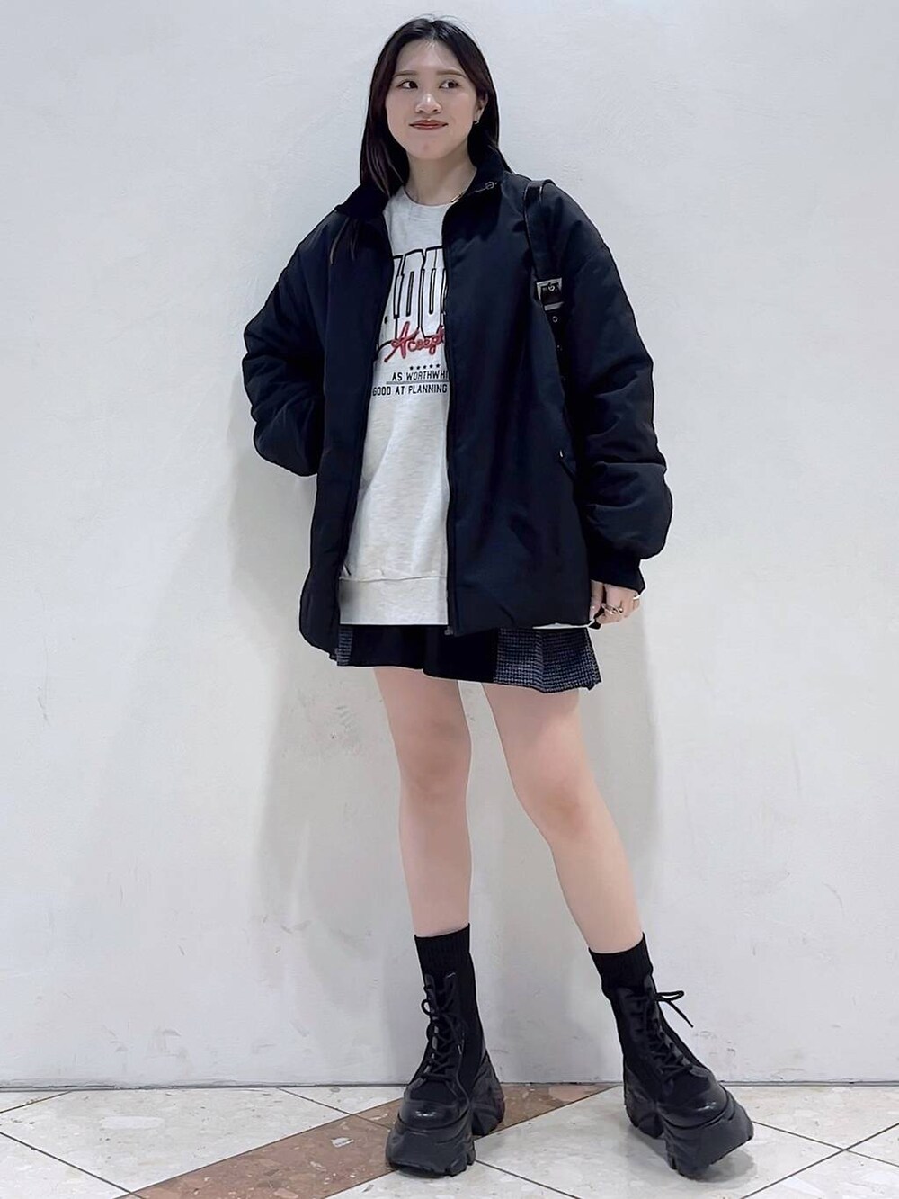 「PAGEBOY、モード、女子ウケ、着痩せ・細見え、骨格ストレート、個性派、韓国系、メンズライク、ストリート、カジュアル、アウター、冬アウター、冬コーデ、MA-1、スウェット」｜「PAGEBOYのレースアップソックスブーツ（ブーツ、ブラック系）」を使った、misao1130さん（レディース・161cm）の冬コーディネートの4枚目の写真