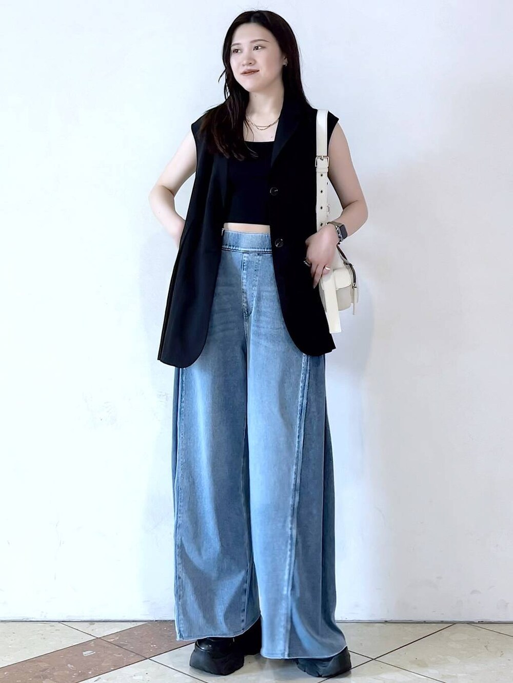 「モード、女子ウケ、着痩せ・細見え、骨格ストレート、個性派、韓国系、メンズライク、ストリート、カジュアル、PAGEBOY、デニムパンツ、夏コーデ、大人カジュアル、きれいめカジュアル、おでかけ」｜「PAGEBOYのプラットチャンキースニーカー（スニーカー、ブラック系）」を使った、misao1130さん（レディース・161cm）の春コーディネートの5枚目の写真