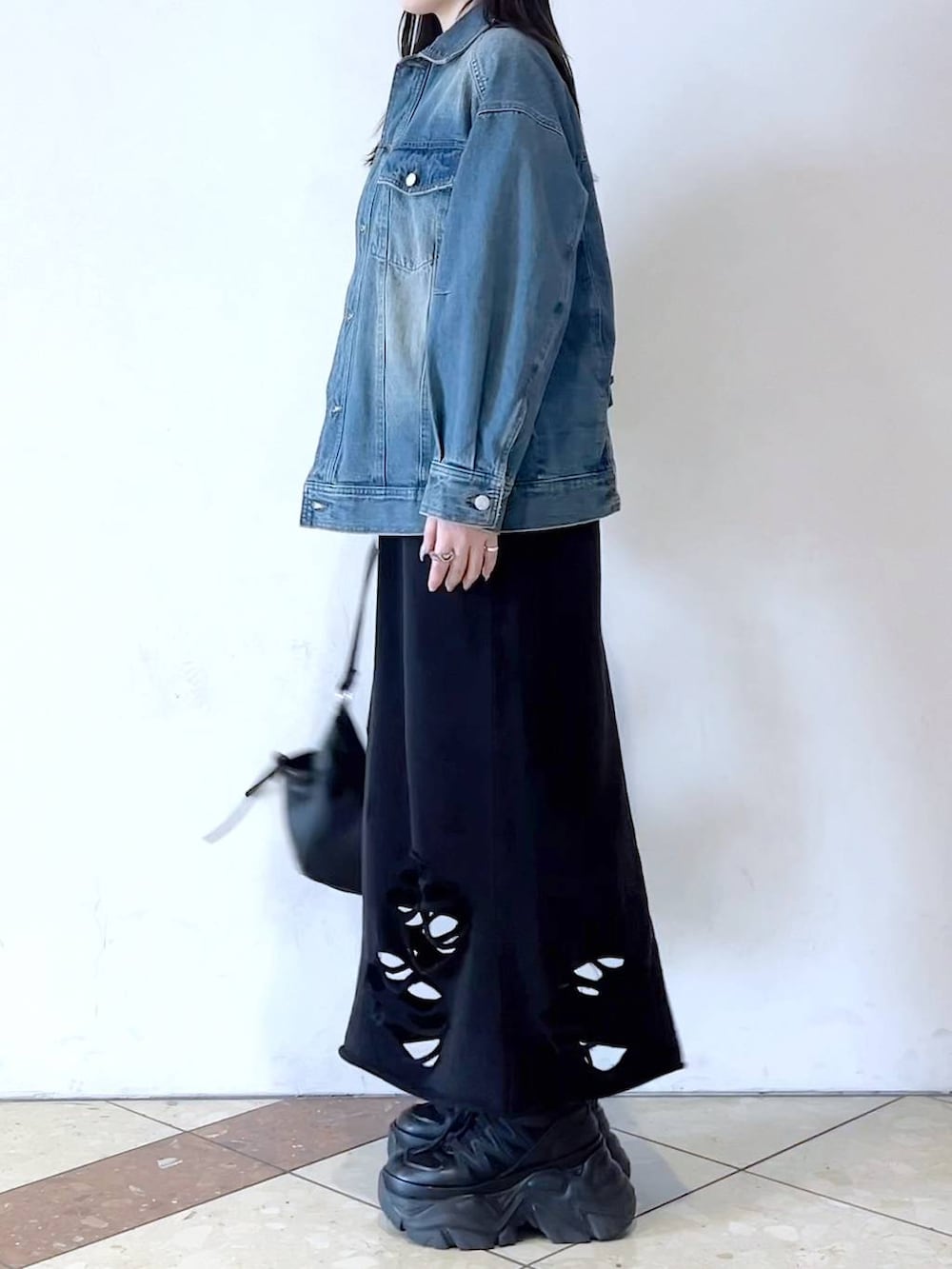 「モード、着痩せ・細見え、デニムジャケット、アウター、おでかけ、女子ウケ、骨格ストレート、個性派、韓国系、メンズライク、ストリート、カジュアル、PAGEBOY、スカート、春コーデ」｜「PAGEBOYのプラットチャンキースニーカー（スニーカー、ブラック系）」を使った、misao1130さん（レディース・161cm）の冬コーディネートの6枚目の写真