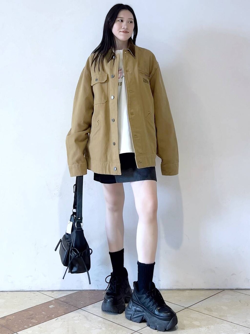 「モード、女子ウケ、着痩せ・細見え、骨格ストレート、個性派、韓国系、メンズライク、ストリート、カジュアル、PBLIM、春コーデ、春アウター、おでかけ、PAGEBOY」｜「PAGEBOYのプラットチャンキースニーカー（スニーカー、ブラック系）」を使った、misao1130さん（レディース・161cm）の冬コーディネートの7枚目の写真