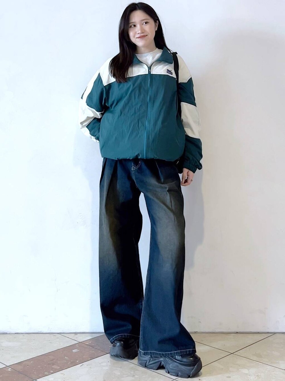 「モード、女子ウケ、着痩せ・細見え、骨格ストレート、個性派、韓国系、メンズライク、ストリート、カジュアル、PAGEBOY、デニムパンツ、PB_HappyDenimDays、PBLIM、トラックジャケット、春コーデ」｜「PAGEBOYのプラットチャンキースニーカー（スニーカー、ブラック系）」を使った、misao1130さん（レディース・161cm）の春コーディネートの3枚目の写真