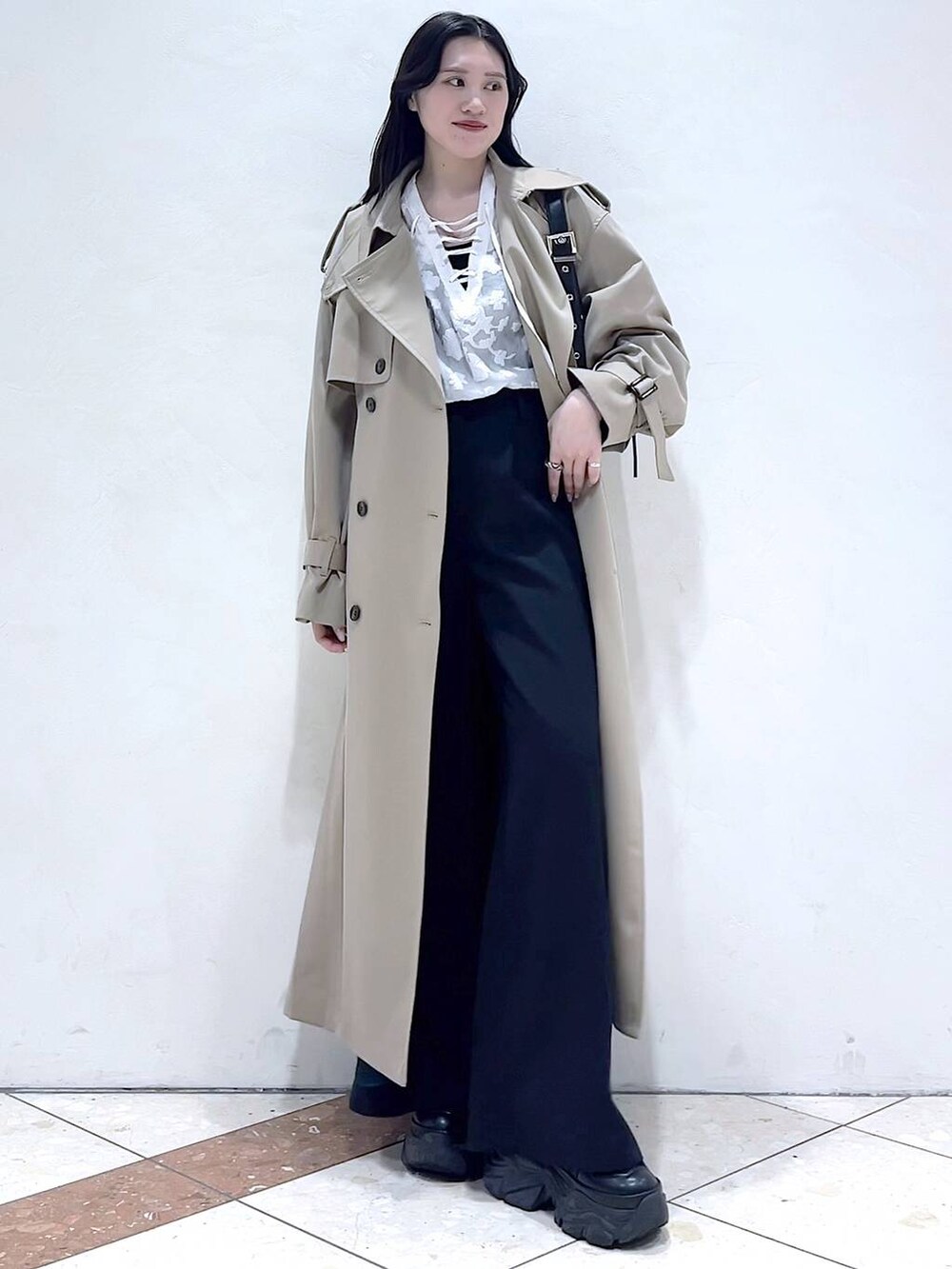 「モード、女子ウケ、着痩せ・細見え、骨格ストレート、個性派、韓国系、メンズライク、ストリート、カジュアル、PAGEBOY、トレンチコート、コート、春アウター、春コーデ、ブラウス」｜「PAGEBOYのプラットチャンキースニーカー（スニーカー、ブラック系）」を使った、misao1130さん（レディース・161cm）の春コーディネートの6枚目の写真
