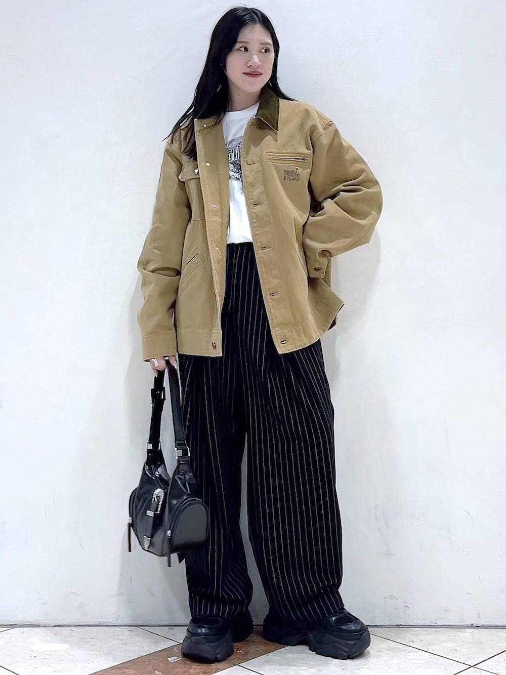 「モード、PAGEBOY、スラックス、アウター、春コーデ、春アウター、PBLIM、女子ウケ、着痩せ・細見え、骨格ストレート、個性派、韓国系、メンズライク、ストリート、カジュアル」｜「PAGEBOYのプラットチャンキースニーカー（スニーカー、ブラック系）」を使った、misao1130さん（レディース・161cm）の春コーディネートの3枚目の写真