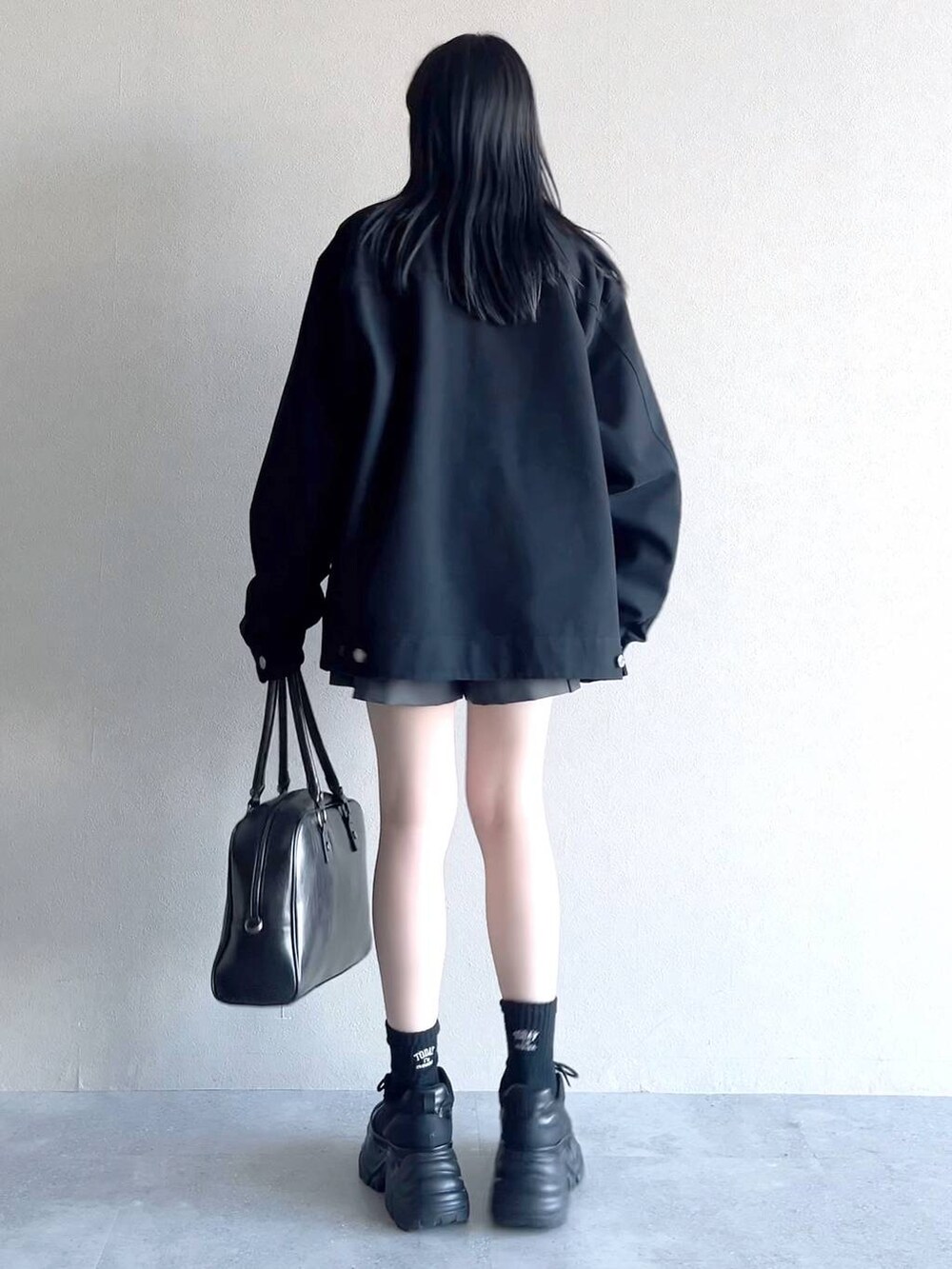 「モード、女子ウケ、着痩せ・細見え、骨格ストレート、個性派、韓国系、メンズライク、ストリート、カジュアル、PAGEBOY、アウター、春アウター、春コーデ、PBLIM、スウェット」｜「PAGEBOYのプラットチャンキースニーカー（スニーカー、ブラック系）」を使った、misao1130さん（レディース・161cm）の冬コーディネートの8枚目の写真