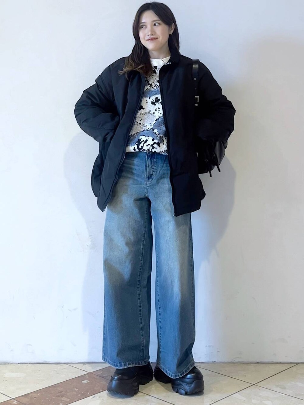「ブーツ、モード、女子ウケ、着痩せ・細見え、骨格ストレート、個性派、韓国系、メンズライク、ストリート、カジュアル、PAGEBOY、デニムパンツ、冬アウター、MA-1、アウター」｜「PAGEBOYのレースアップソックスブーツ（ブーツ、ブラック系）」を使った、misao1130さん（レディース・161cm）の冬コーディネートの3枚目の写真