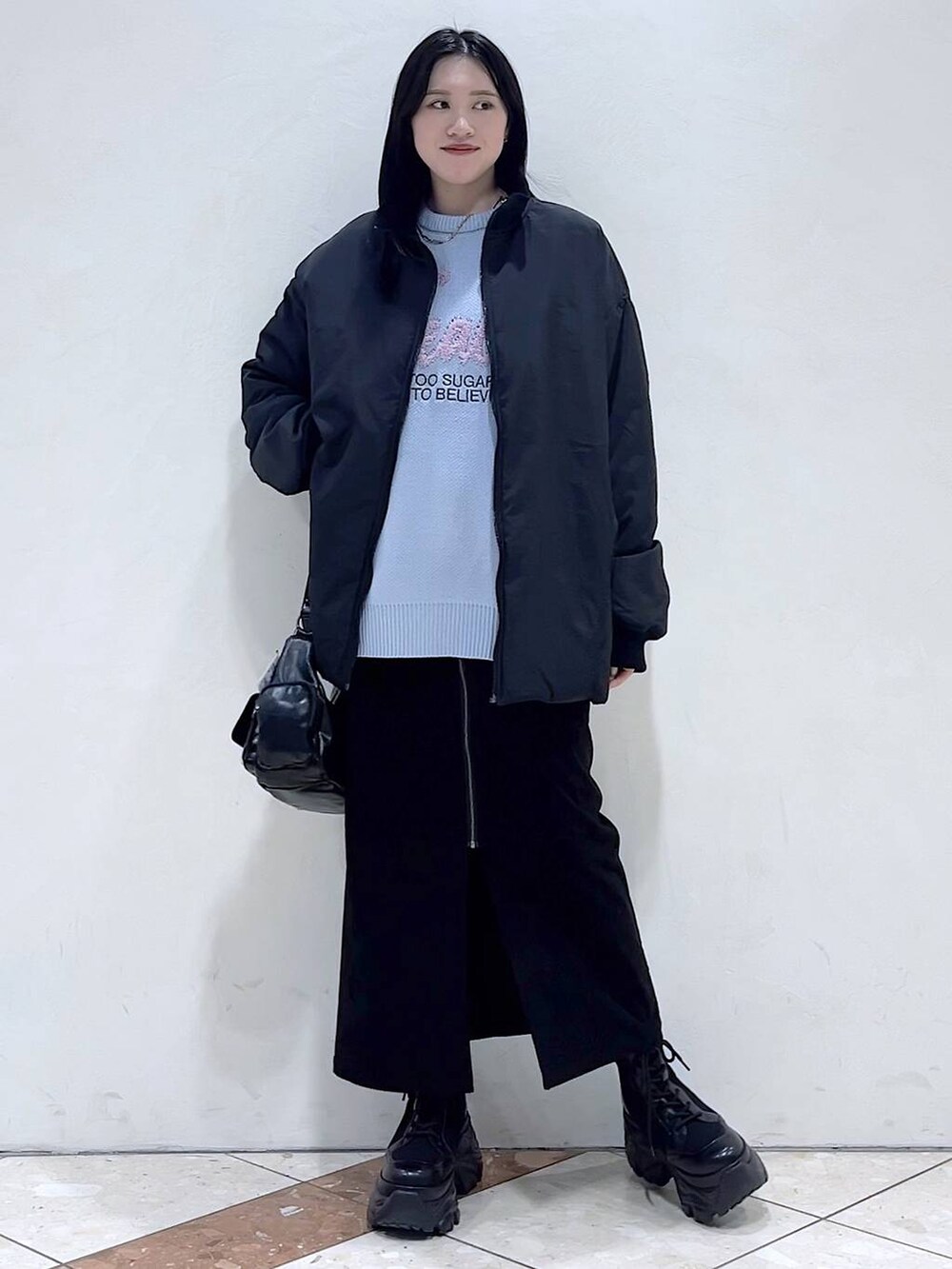 「モード、女子ウケ、着痩せ・細見え、韓国系、メンズライク、ストリート、カジュアル、PAGEBOY、スカート、ニット、アウター、冬コーデ、冬アウター、ブーツ、おでかけ」｜「PAGEBOYのレースアップソックスブーツ（ブーツ、ブラック系）」を使った、misao1130さん（レディース・161cm）の冬コーディネートの3枚目の写真