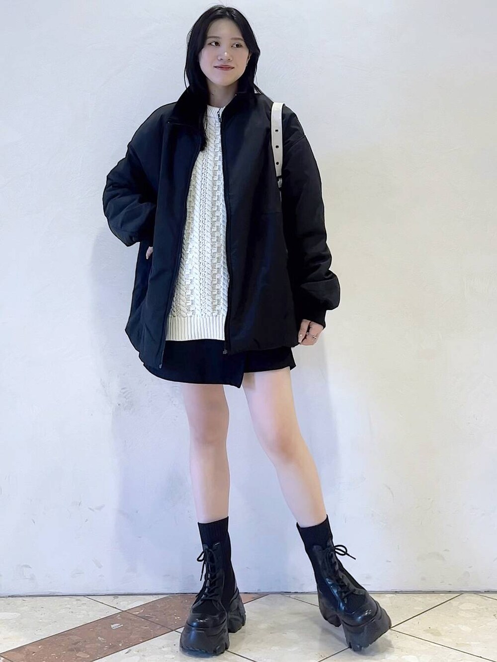 「モード、女子ウケ、着痩せ・細見え、骨格ストレート、個性派、韓国系、メンズライク、ストリート、カジュアル、PAGEBOY、ショートパンツ、アウター、冬コーデ、冬アウター、ニット」｜「PAGEBOYのレースアップソックスブーツ（ブーツ、ブラック系）」を使った、misao1130さん（レディース・161cm）の冬コーディネートの2枚目の写真