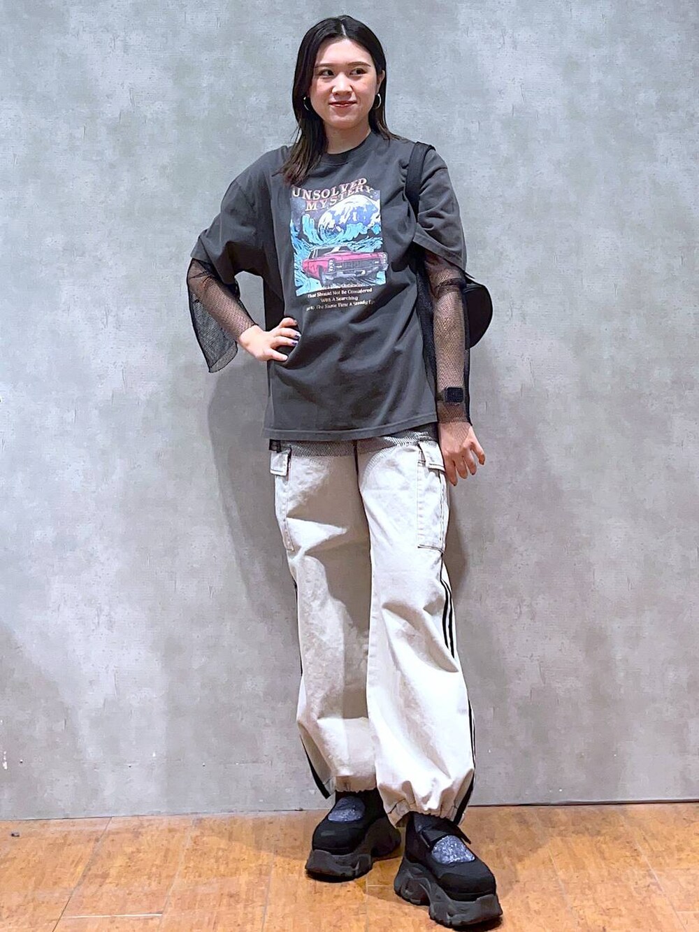 「モード、女子ウケ、着痩せ・細見え、骨格ストレート、個性派、韓国系、メンズライク、ストリート、カジュアル、PAGEBOY、デニムパンツ、Tシャツ、春コーデ、レイヤードスタイル」｜「PBLIMのPBLIM/ナイロンボストンバック（ドラムバッグ、ブラック系）」を使った、misao1130さん（レディース・161cm）の春コーディネートの2枚目の写真