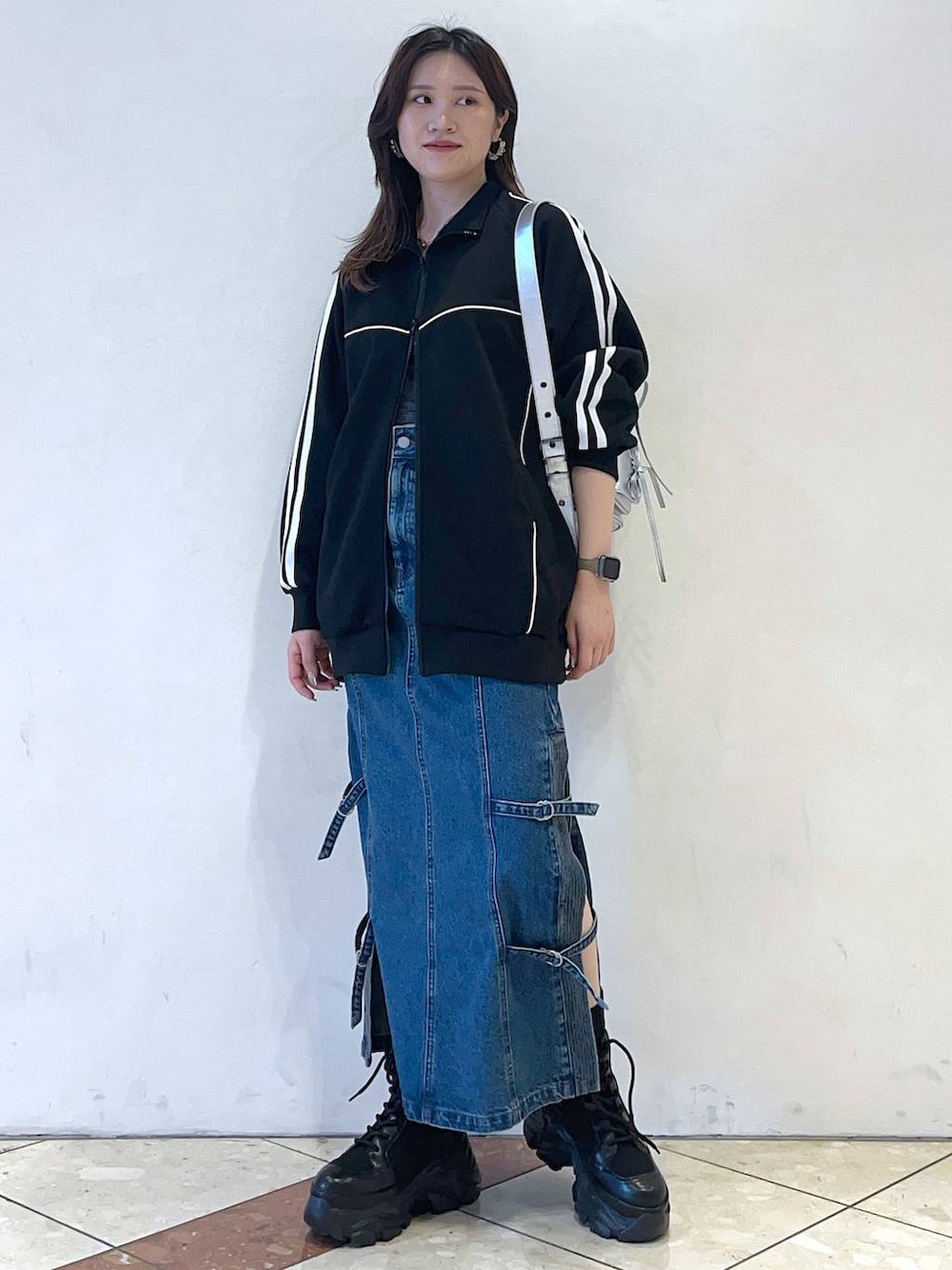 「女子ウケ、着痩せ・細見え、PAGEBOY、モード、骨格ストレート、個性派、韓国系、メンズライク、ストリート、カジュアル、スポーティ、秋コーデ、アウター」｜「PAGEBOYのリボンアウトポケットBAG（ショルダーバッグ、シルバー系）」を使った、misao1130さん（レディース・161cm）の秋コーディネートの2枚目の写真