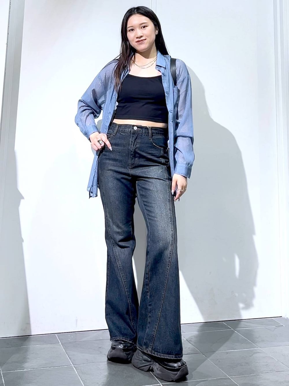 「モード、女子ウケ、着痩せ・細見え、骨格ストレート、個性派、韓国系、メンズライク、ストリート、カジュアル、PAGEBOY、デニムパンツ、シアートップス、シャツ、夏コーデ、おでかけ」｜「PAGEBOYのプラットチャンキースニーカー（スニーカー、ブラック系）」を使った、misao1130さん（レディース・161cm）の夏コーディネートの4枚目の写真