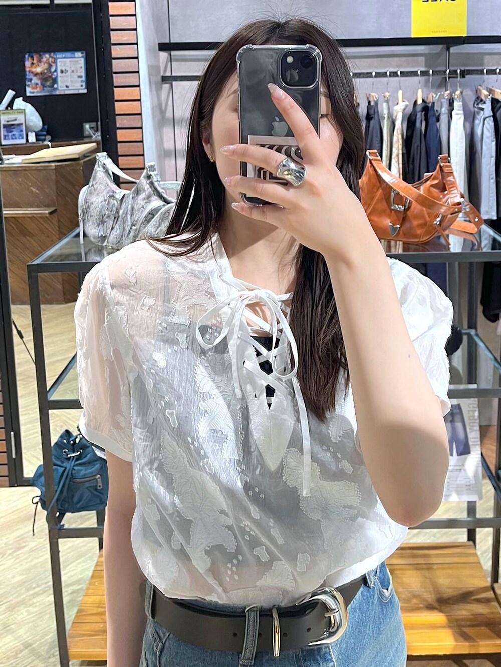 「モード、女子ウケ、着痩せ・細見え、骨格ストレート、個性派、韓国系、メンズライク、ストリート、カジュアル、PAGEBOY、デニムパンツ、ブラウス、夏コーデ、スニーカー、大人カジュアル」｜「PAGEBOYのプラットチャンキースニーカー（スニーカー、ブラック系）」を使った、misao1130さん（レディース・161cm）の春コーディネートの5枚目の写真