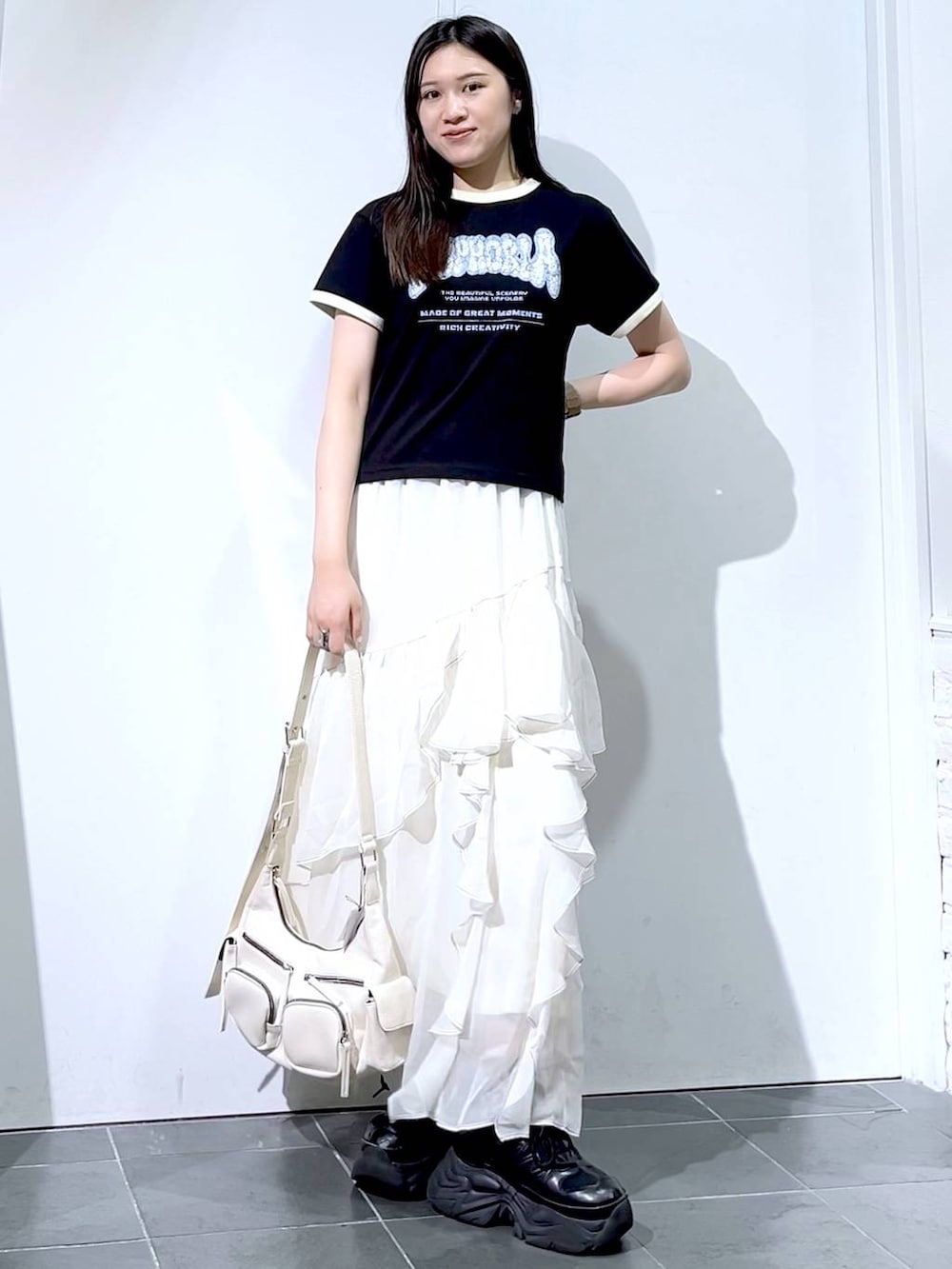 「モード、女子ウケ、着痩せ・細見え、骨格ストレート、個性派、韓国系、メンズライク、ストリート、カジュアル、PAGEBOY、スカート、Tシャツ、夏コーデ、おでかけ、デートコーデ」｜「PAGEBOYのプラットチャンキースニーカー（スニーカー、ブラック系）」を使った、misao1130さん（レディース・161cm）の夏コーディネートの3枚目の写真